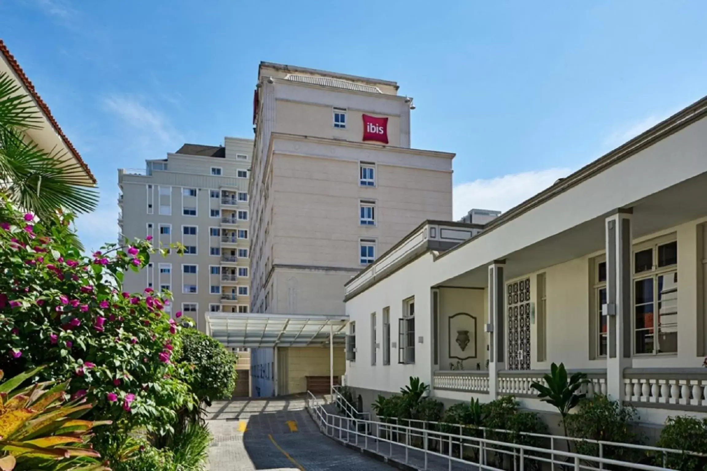 Facade/entrance, Property Building in ibis Curitiba Batel