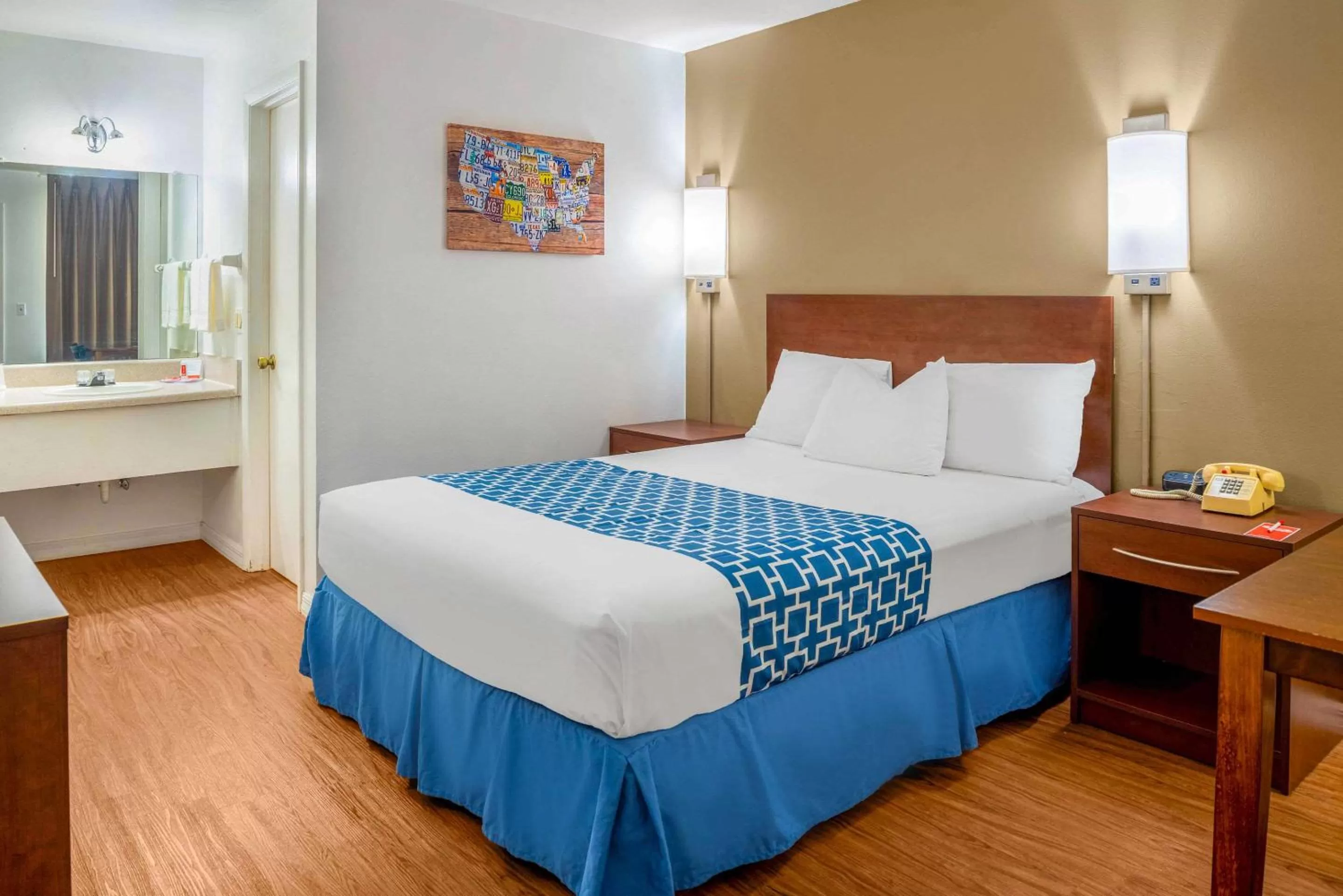 Photo of the whole room, Bed in Econo Lodge