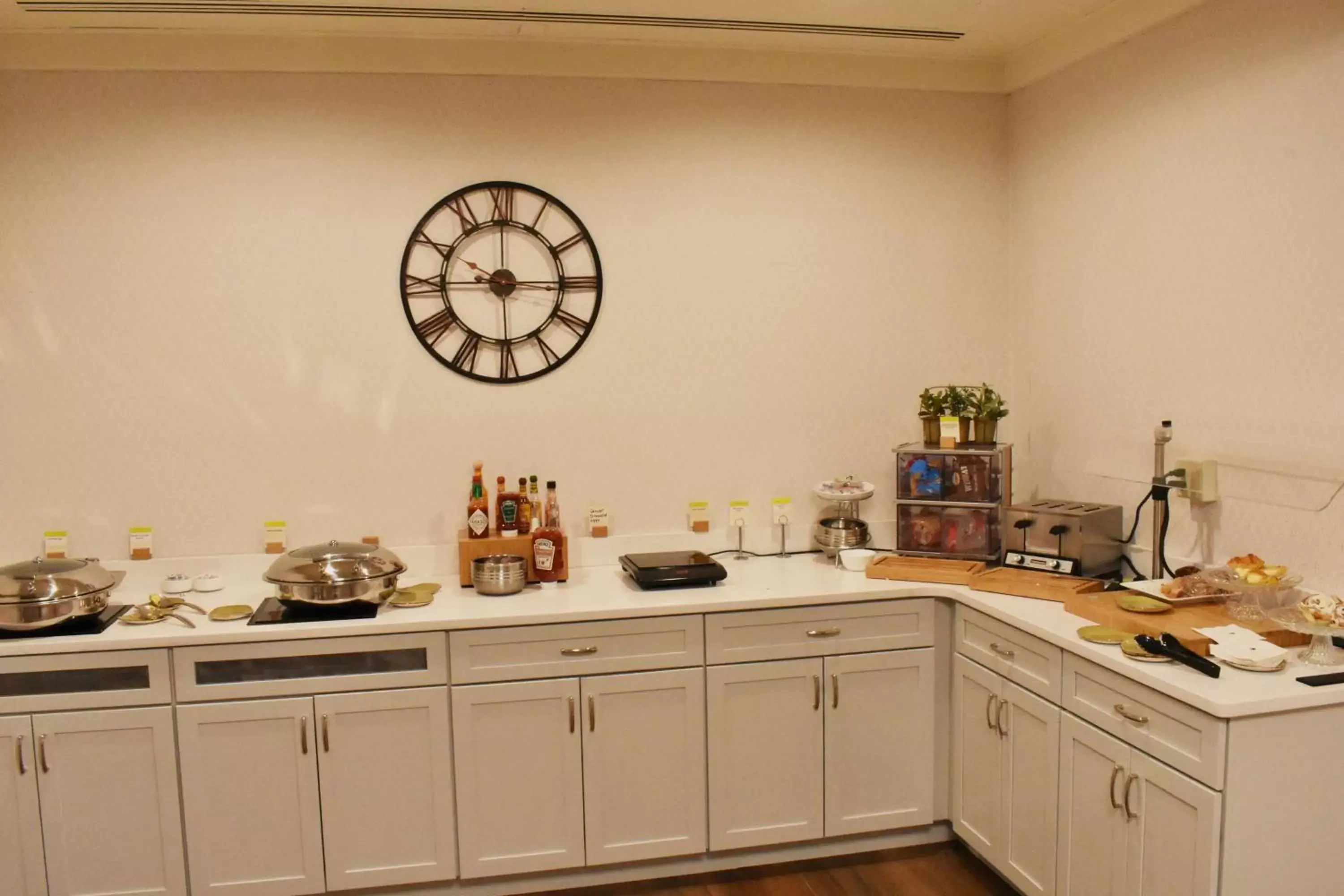 Dining area, Kitchen/Kitchenette in Doubletree By Hilton Helena Downtown