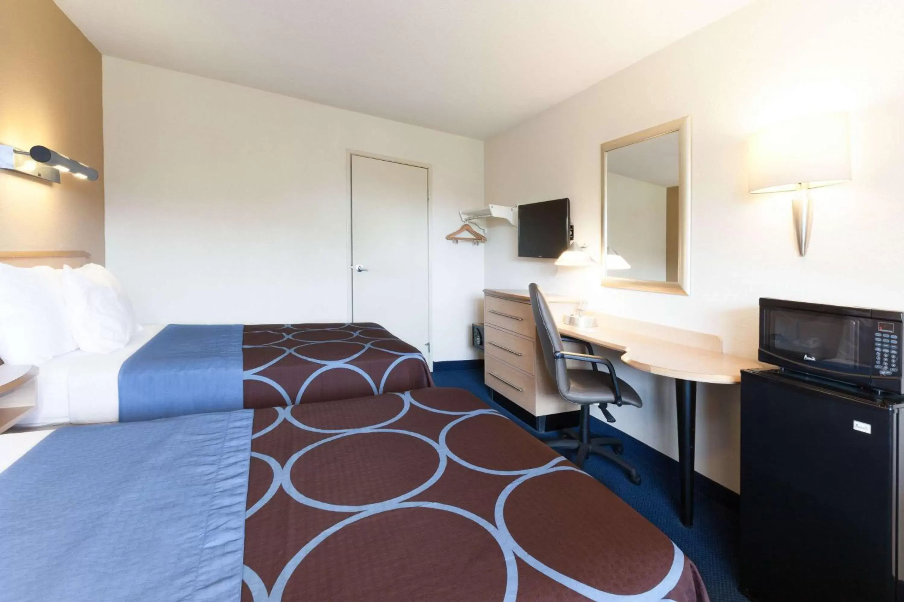 Photo of the whole room, Bed in Days Inn by Wyndham Monmouth Junction-S Brunswick-Princeton