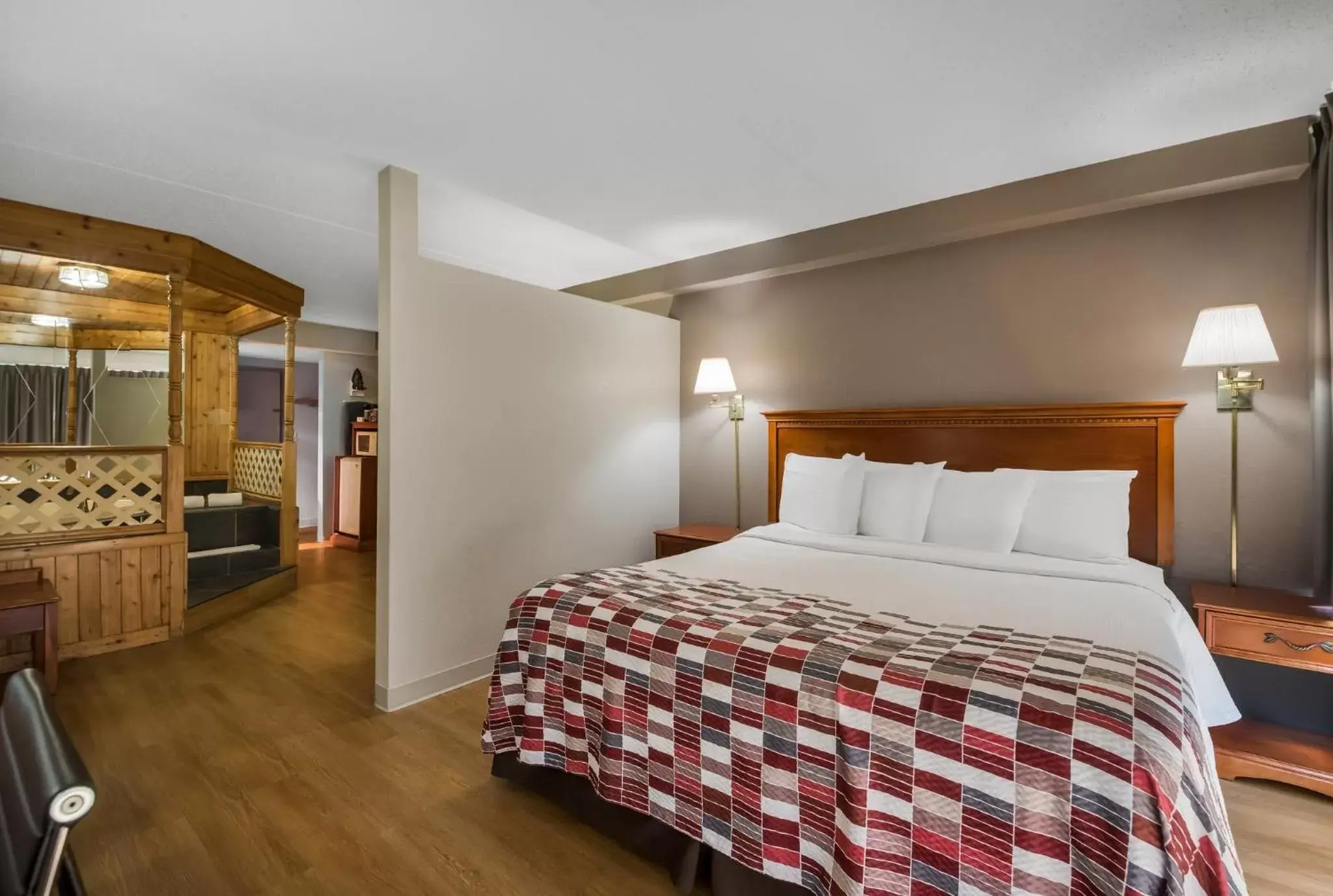 Photo of the whole room, Bed in Red Roof Inn and Suites Newark - University