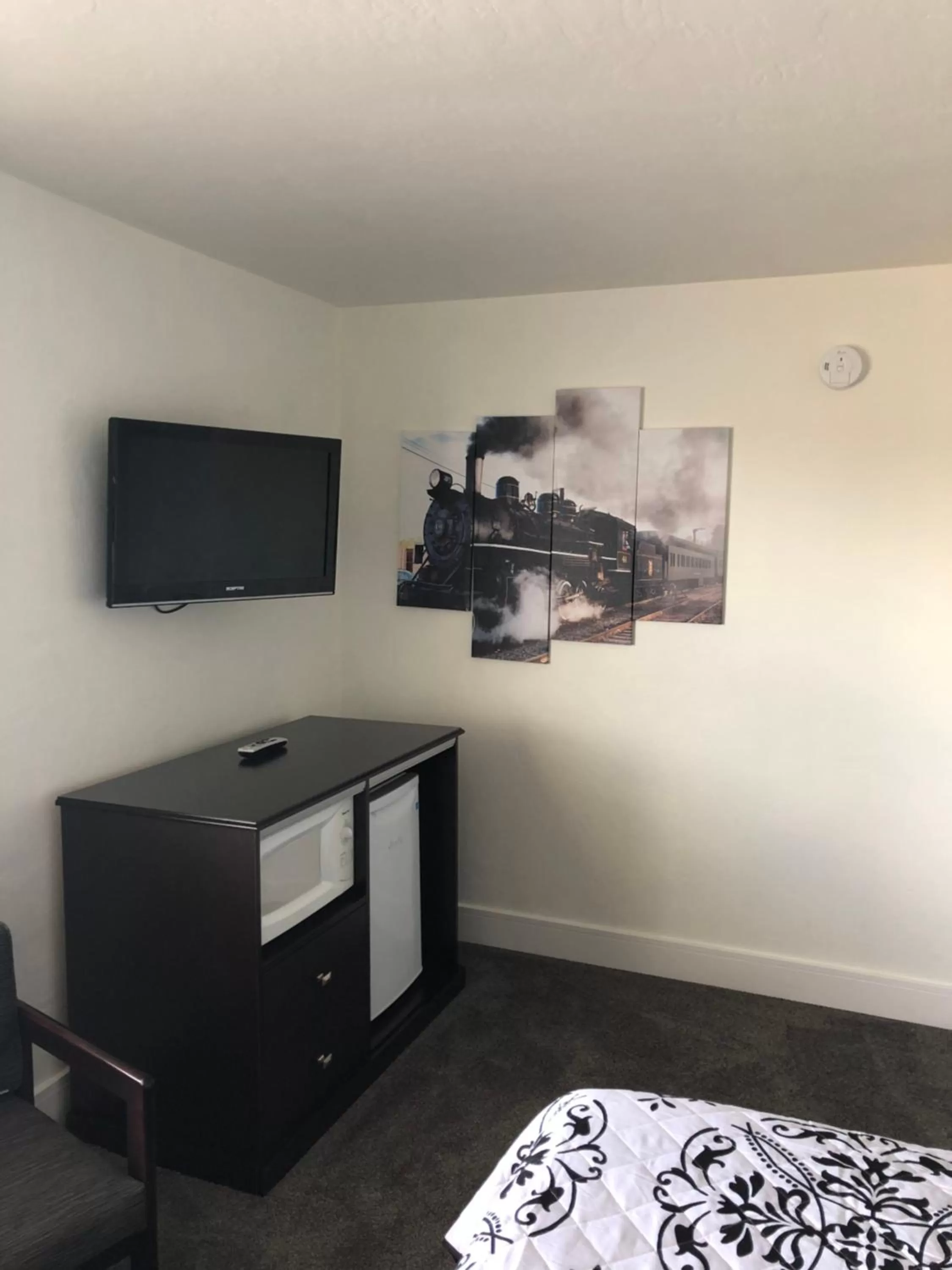 TV and multimedia, TV/Entertainment Center in El Rancho Motel