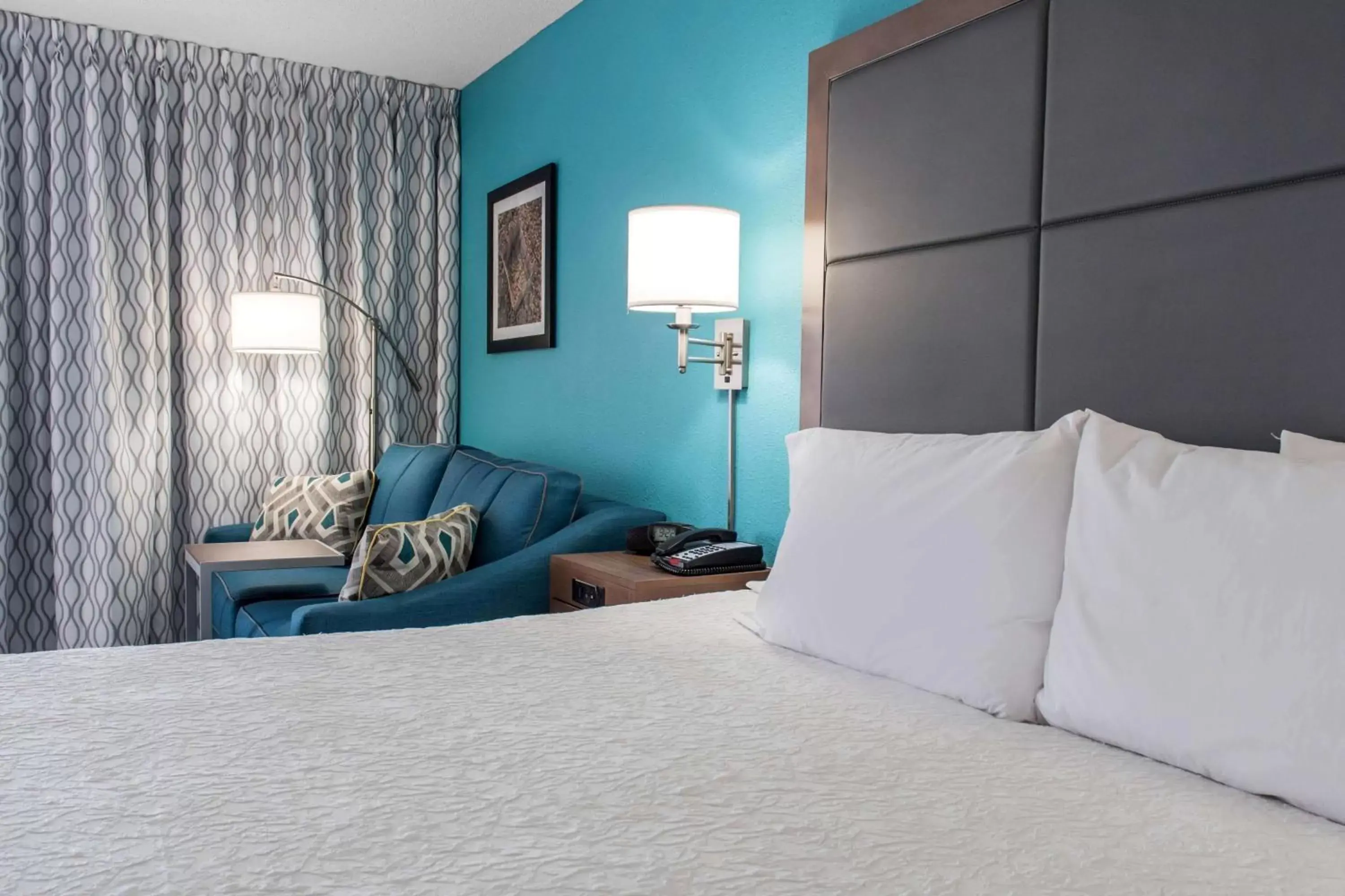 Living room, Bed in Hampton Inn Douglas