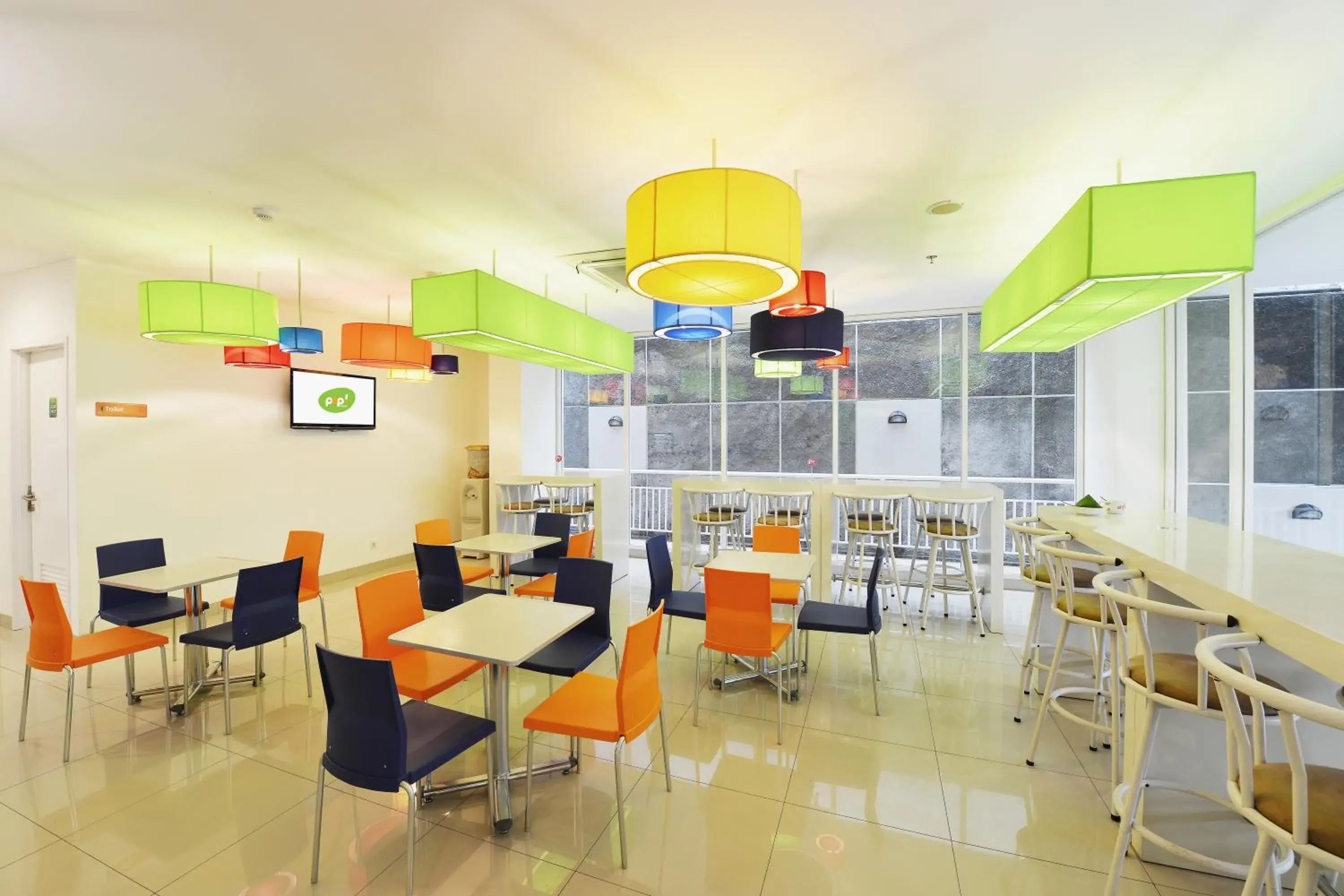 Communal lounge/ TV room, Restaurant/Places to Eat in Pop! Hotel Malioboro