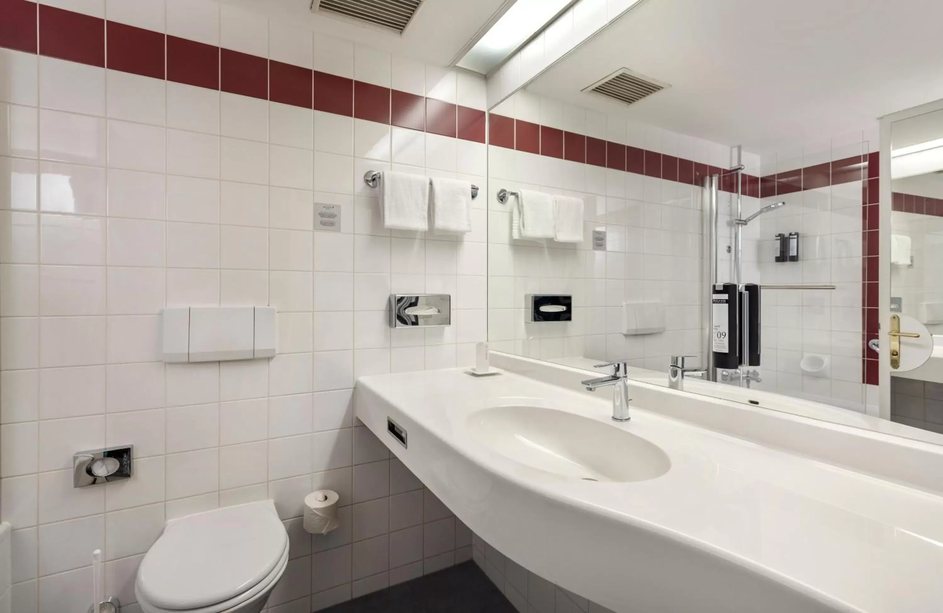 Shower, Bathroom in ARCOTEL Wimberger Wien