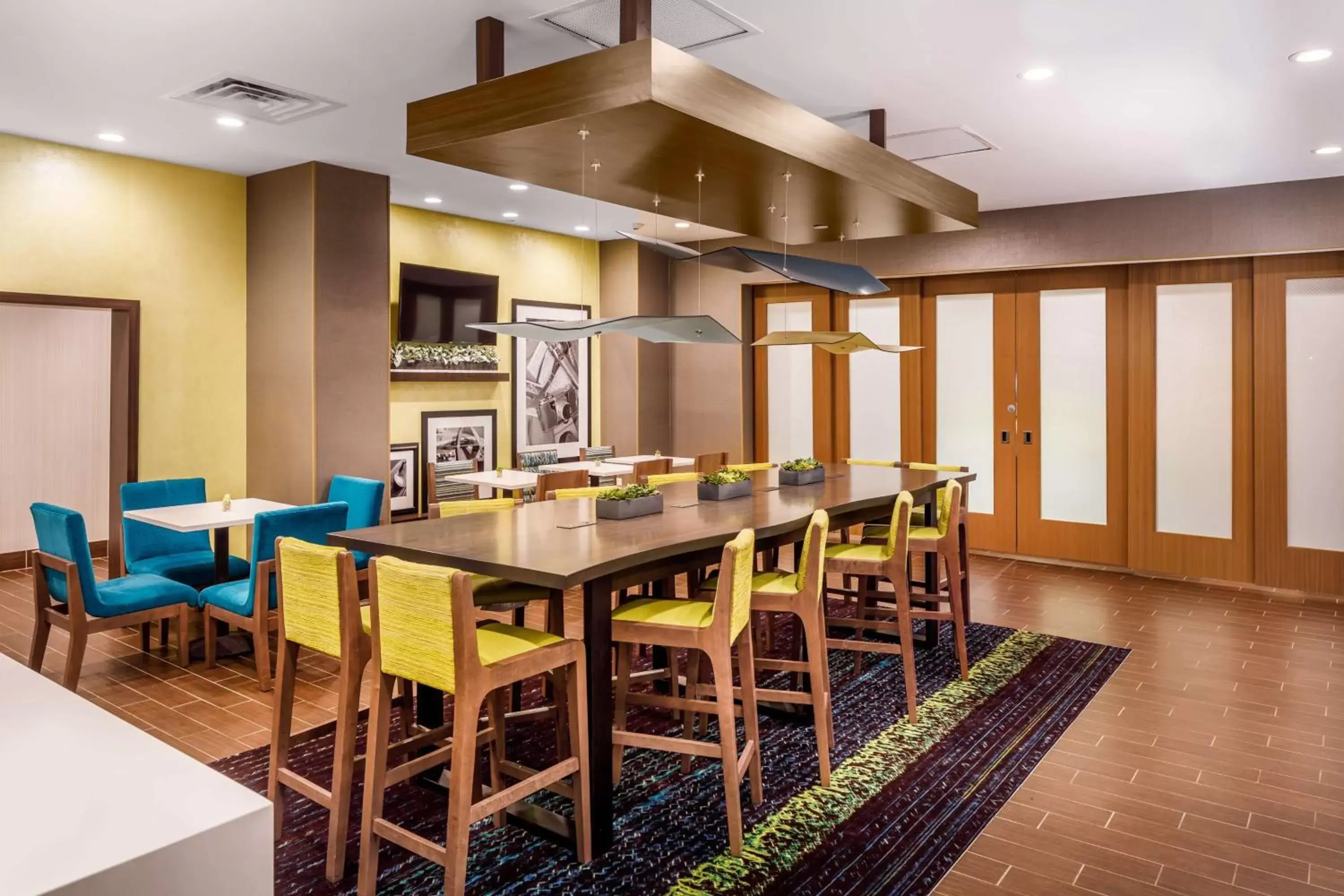 Dining area in Hampton Inn By Hilton Paramus