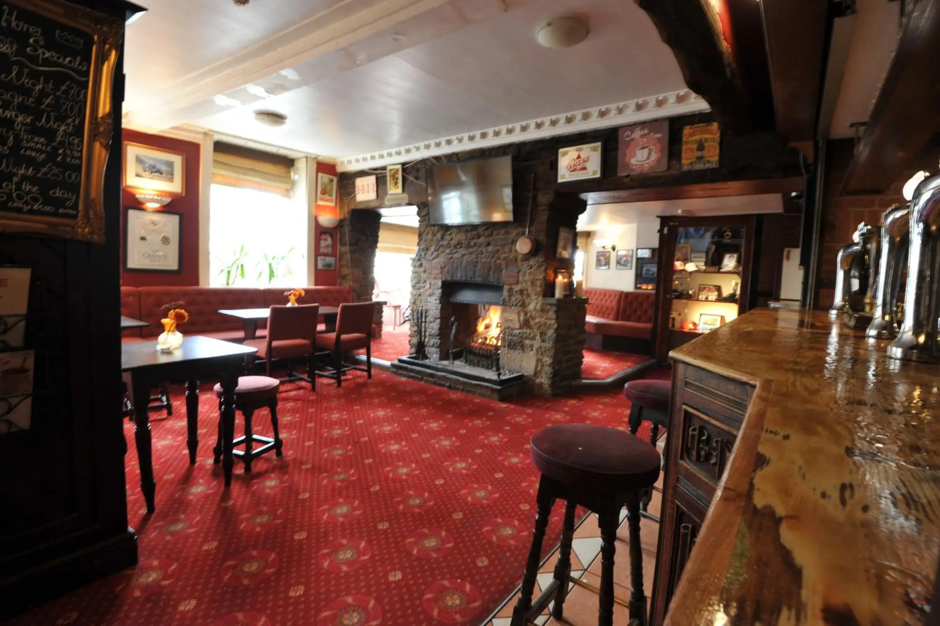 Lounge or bar, Restaurant/Places to Eat in Crown Hotel Brackley