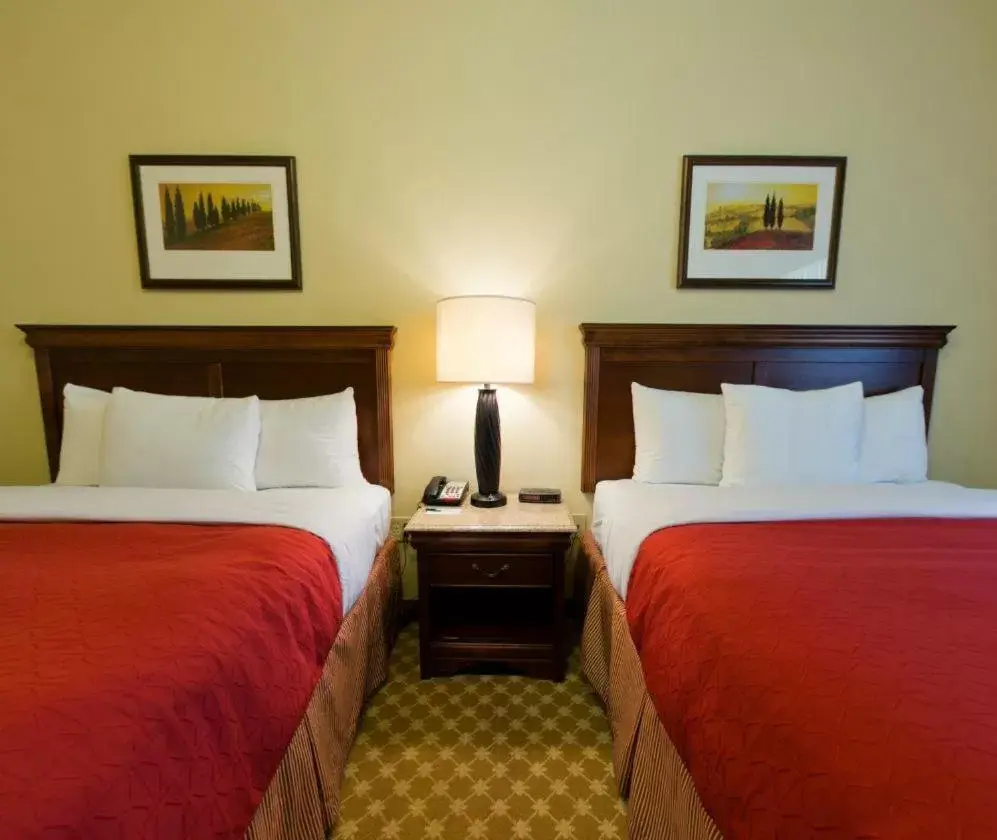 Bed in Country Inn & Suites by Radisson, Wilmington, NC