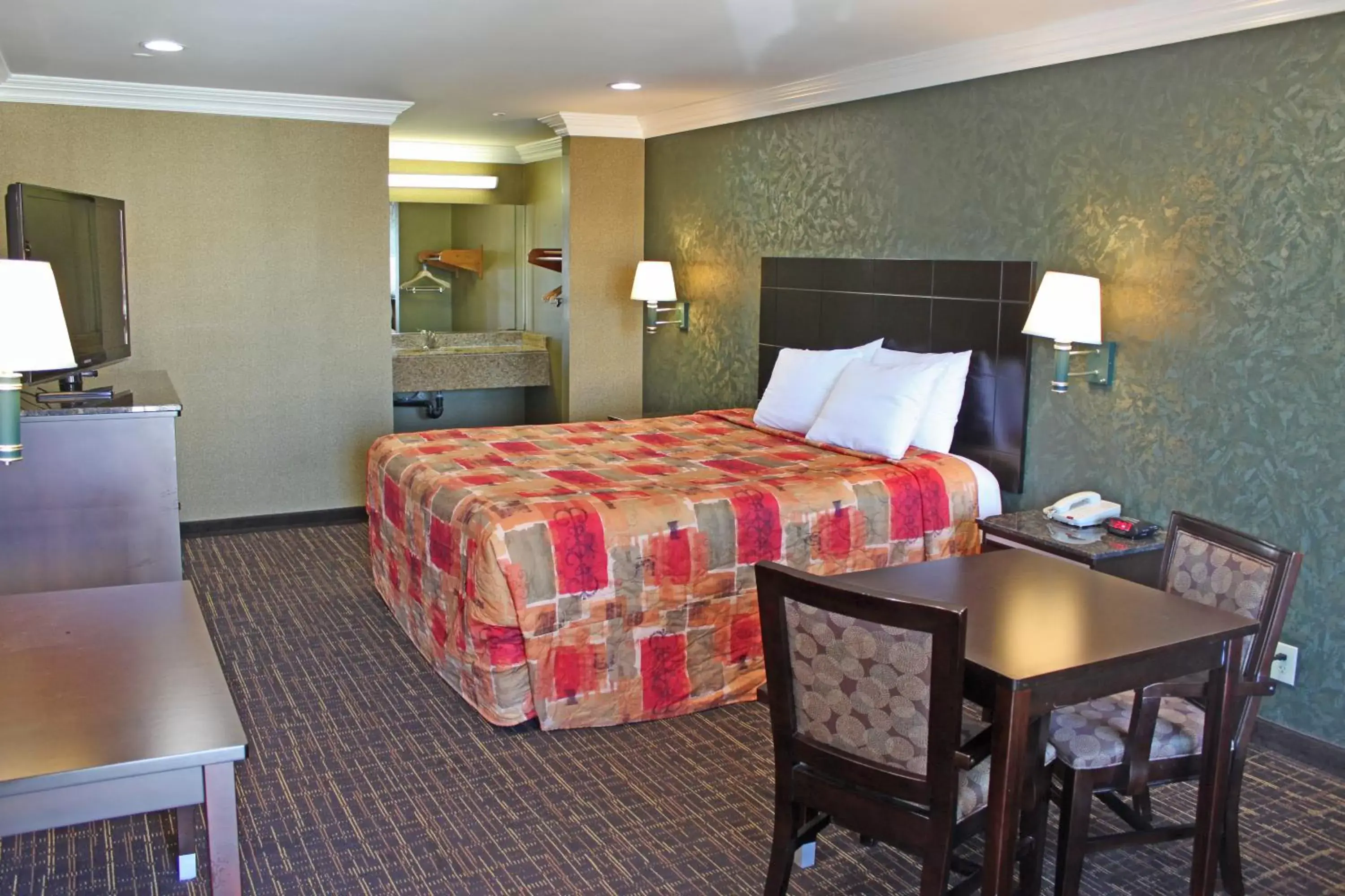 Bed in Crystal Inn Suites & Spas