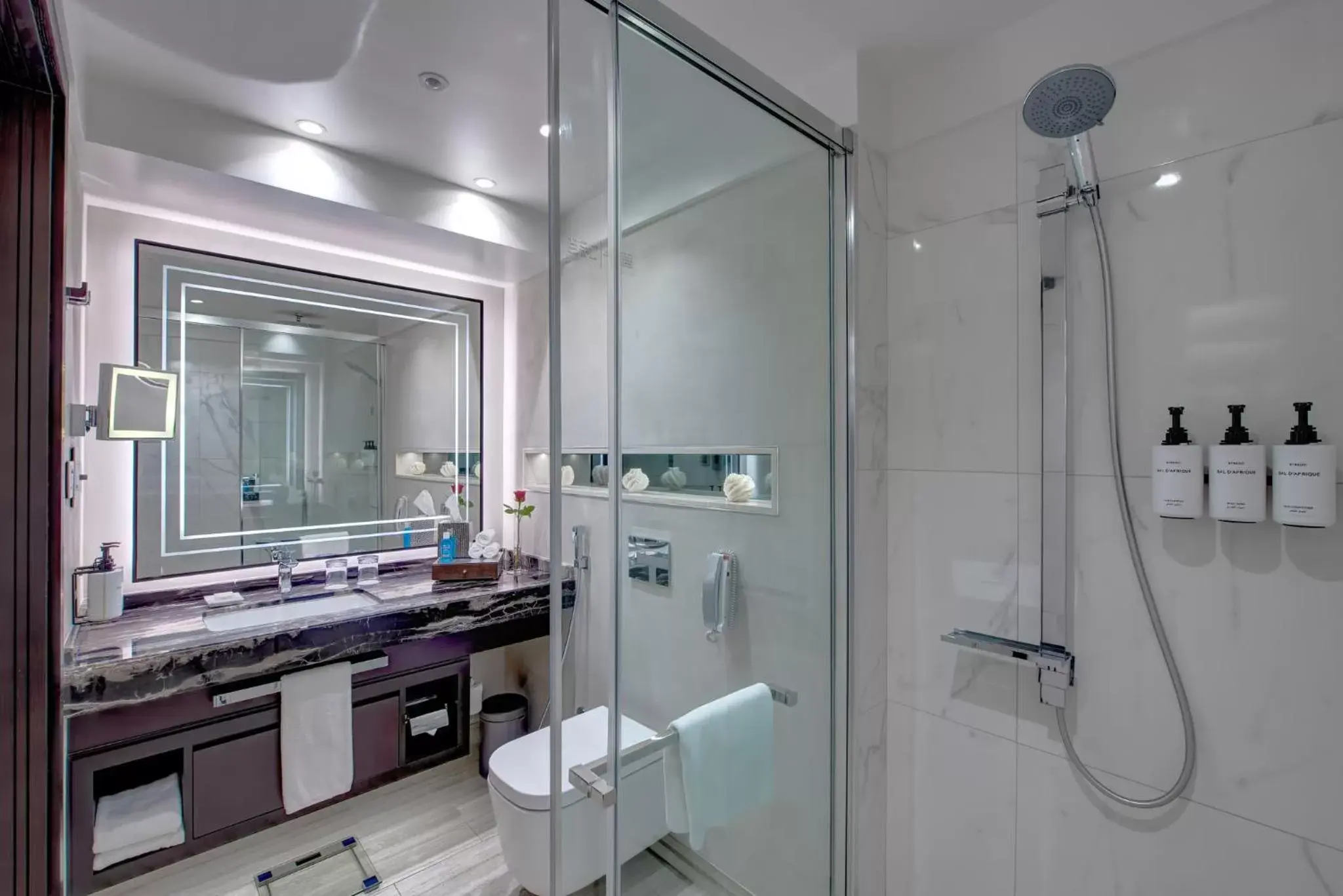 Photo of the whole room, Bathroom in InterContinental Muscat, an IHG Hotel