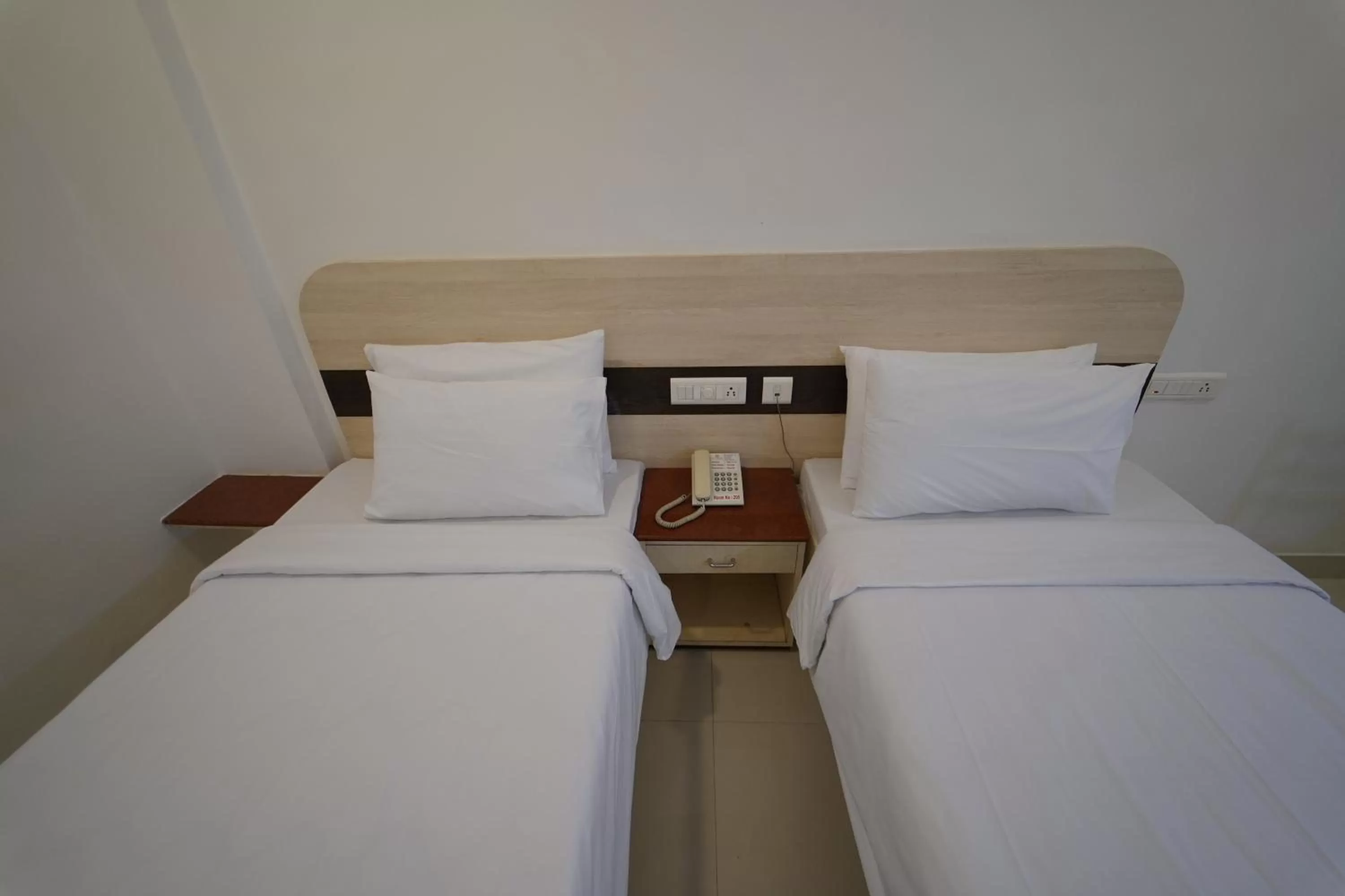 Bedroom, Bed in Hotel Palmyra Grand Inn