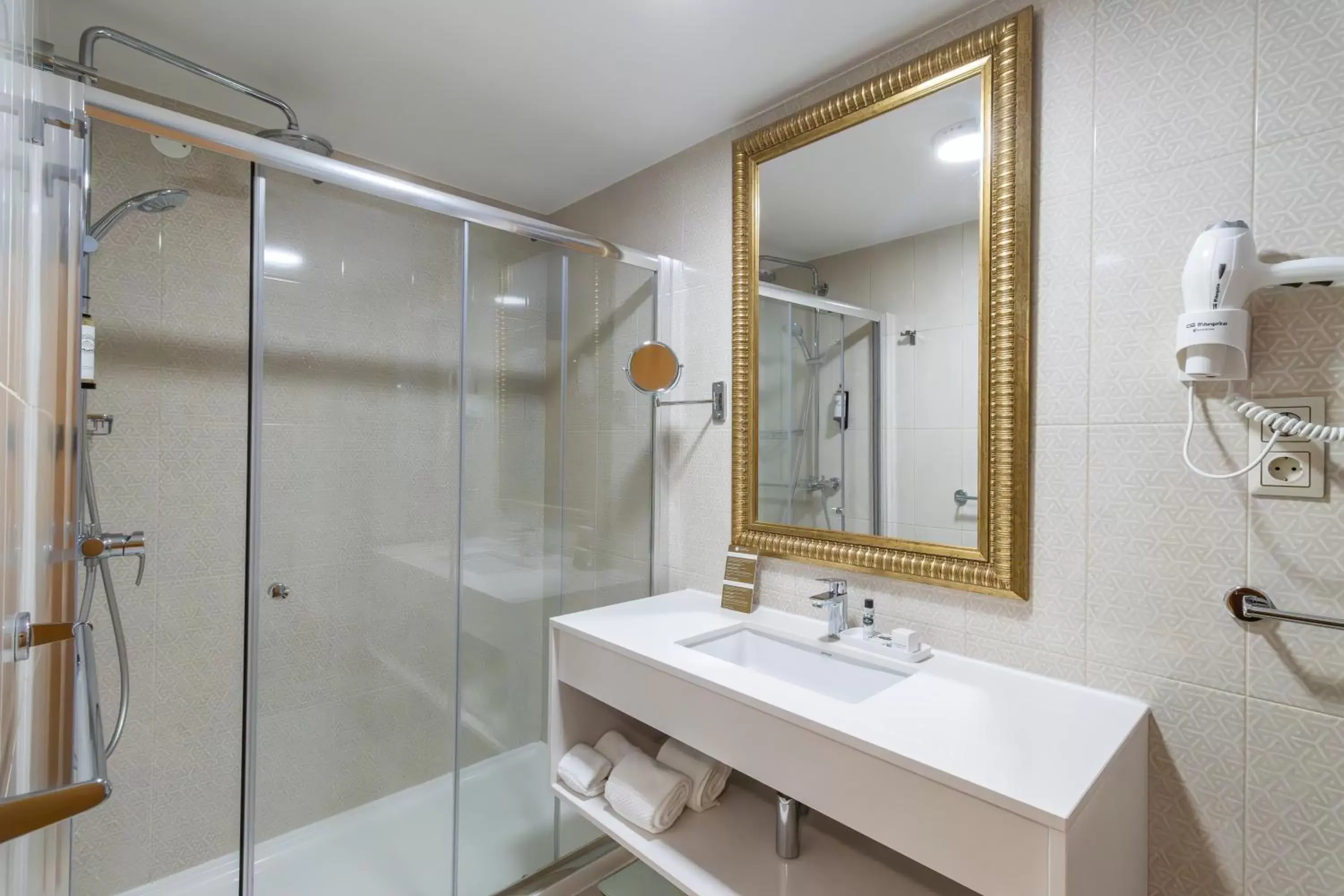 Shower, Bathroom in Hotel Lis Batalha