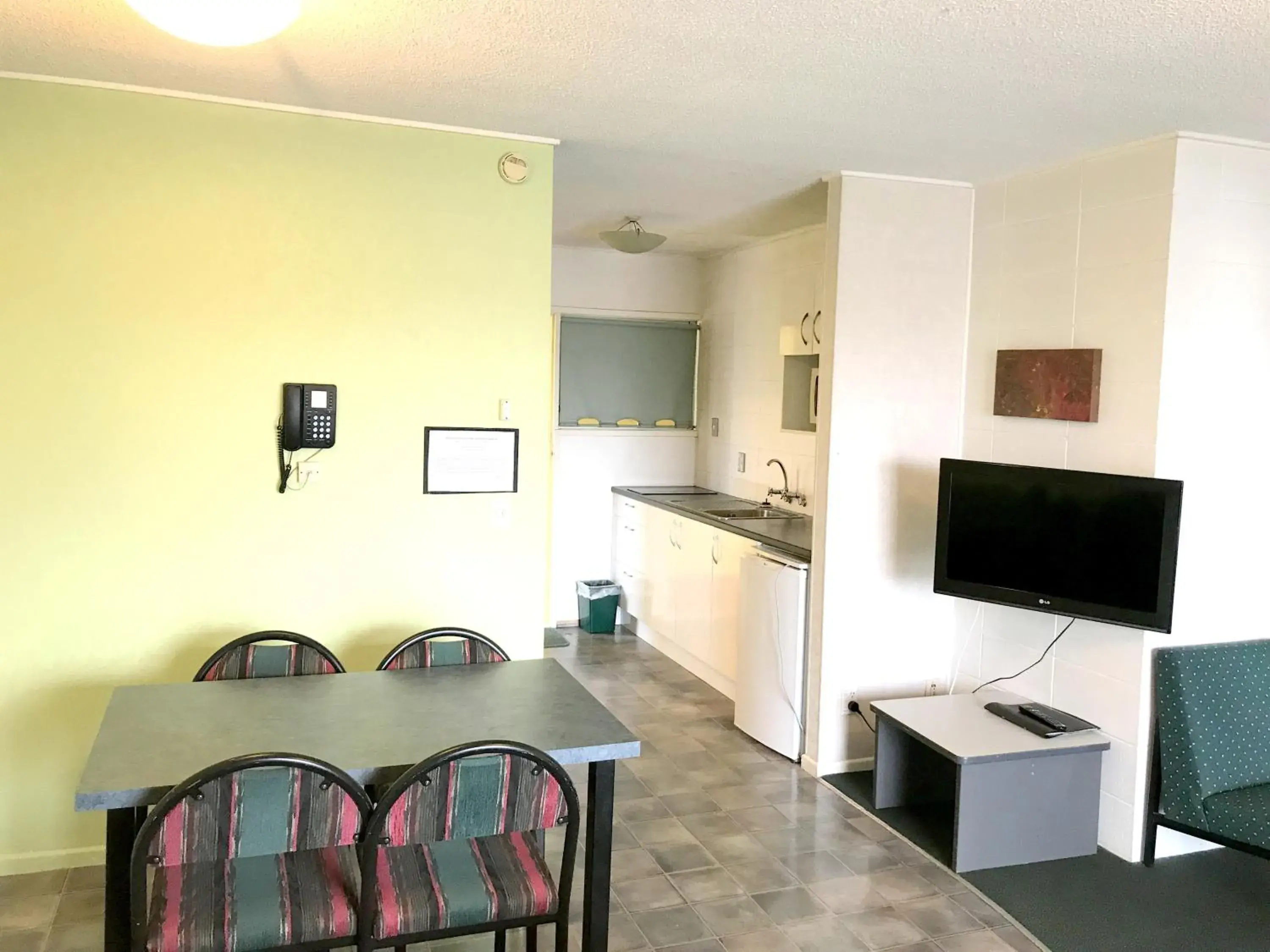 Kitchen or kitchenette, Dining Area in Greenview Motel