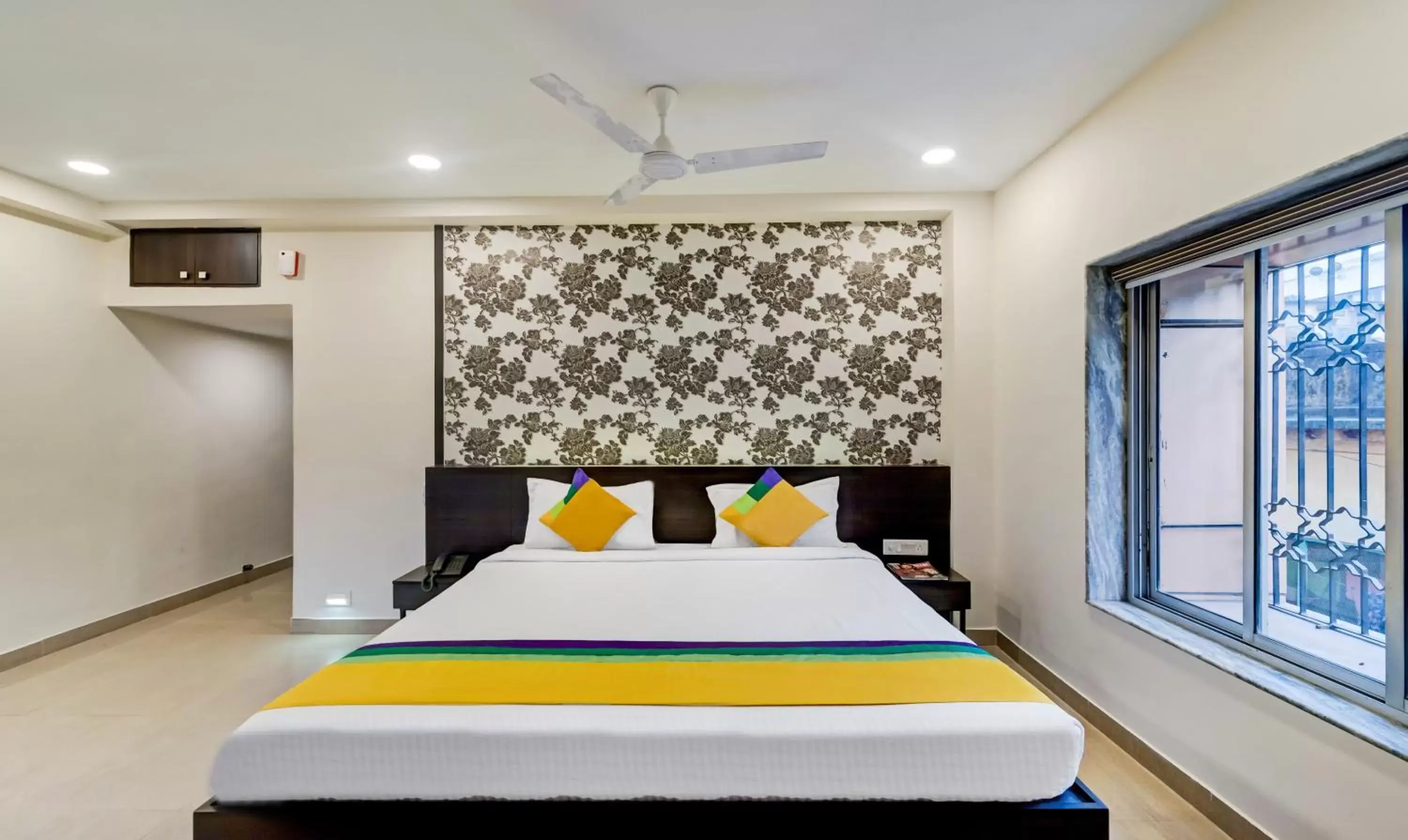 Bedroom, Bed in Itsy Hotels Neeranand Plaza, Bhawanipur Bedroom, Bed in Itsy Hotels Neeranand Plaza, Bhawanipur