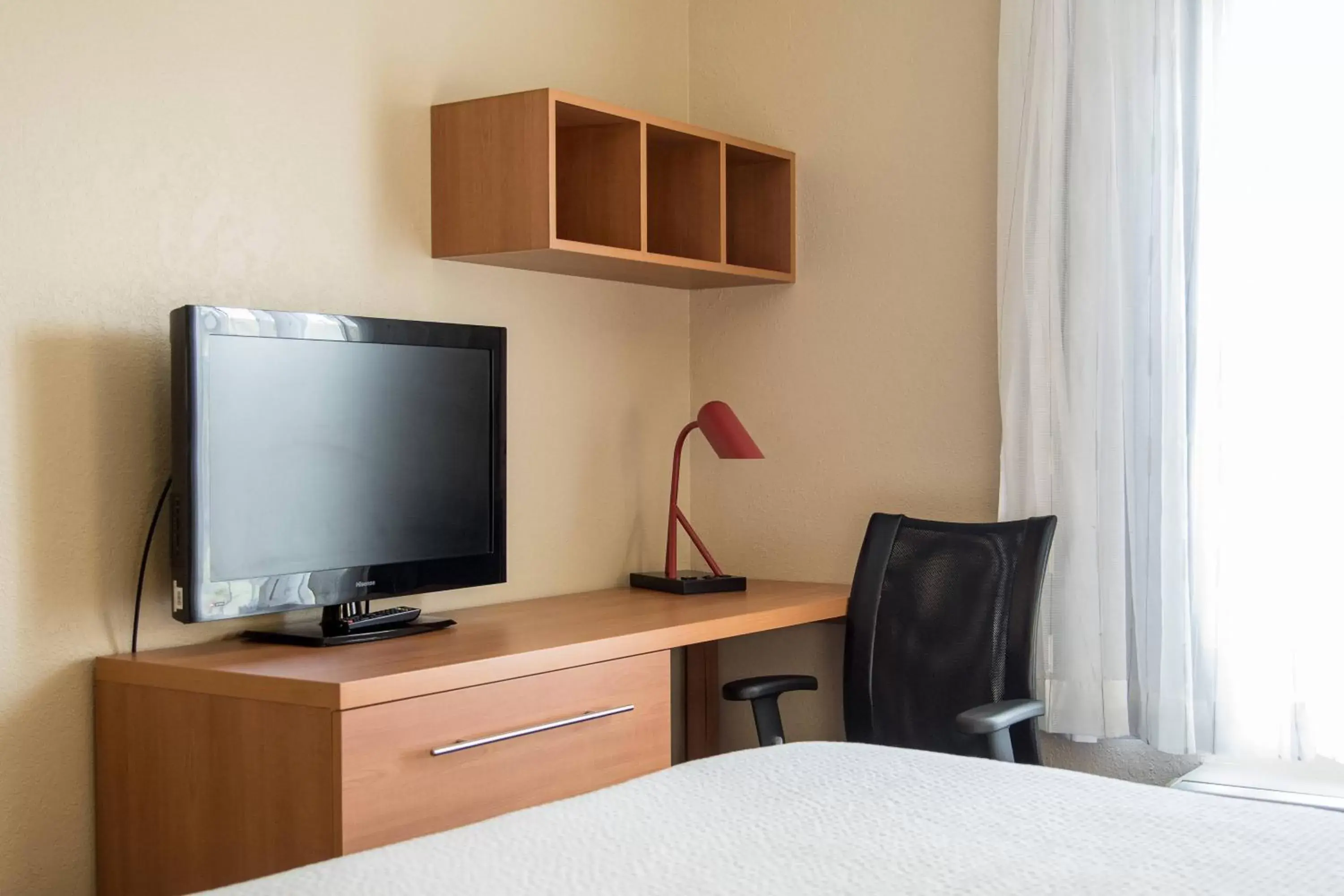 Bedroom, TV/Entertainment Center in TownePlace Suites by Marriott Lafayette