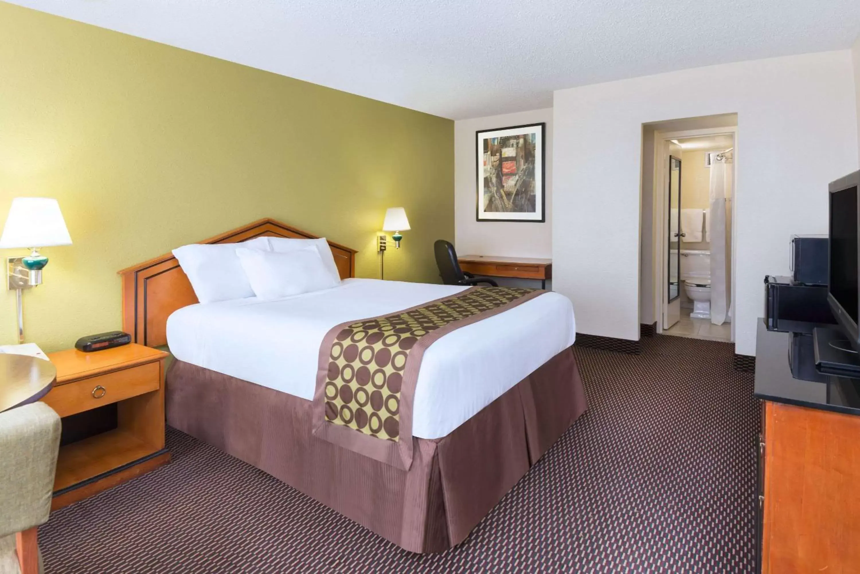 Photo of the whole room, Bed in Ramada by Wyndham Pikesville/Baltimore North