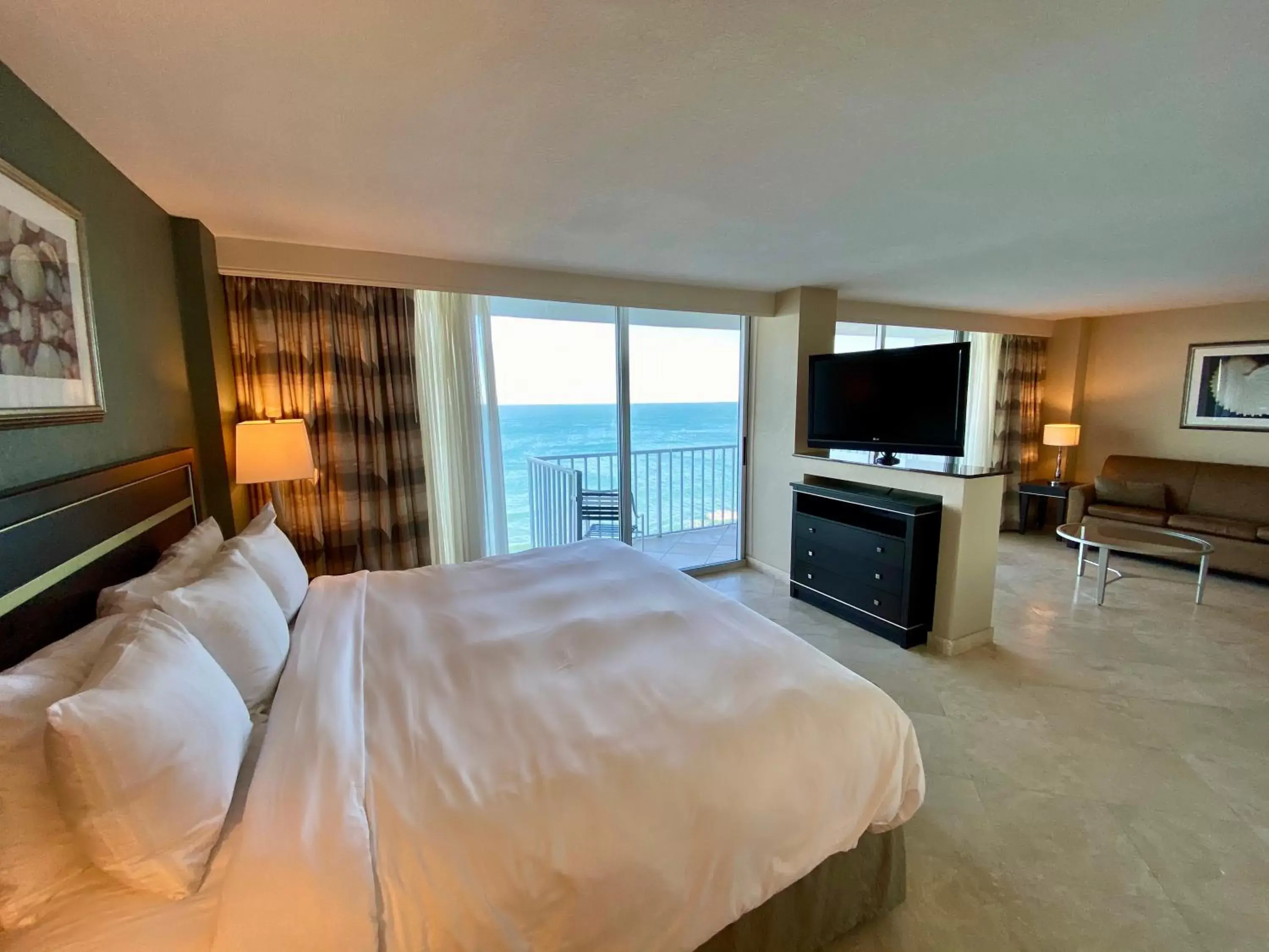 Bed, TV/Entertainment Center in Radisson Suite Hotel Oceanfront