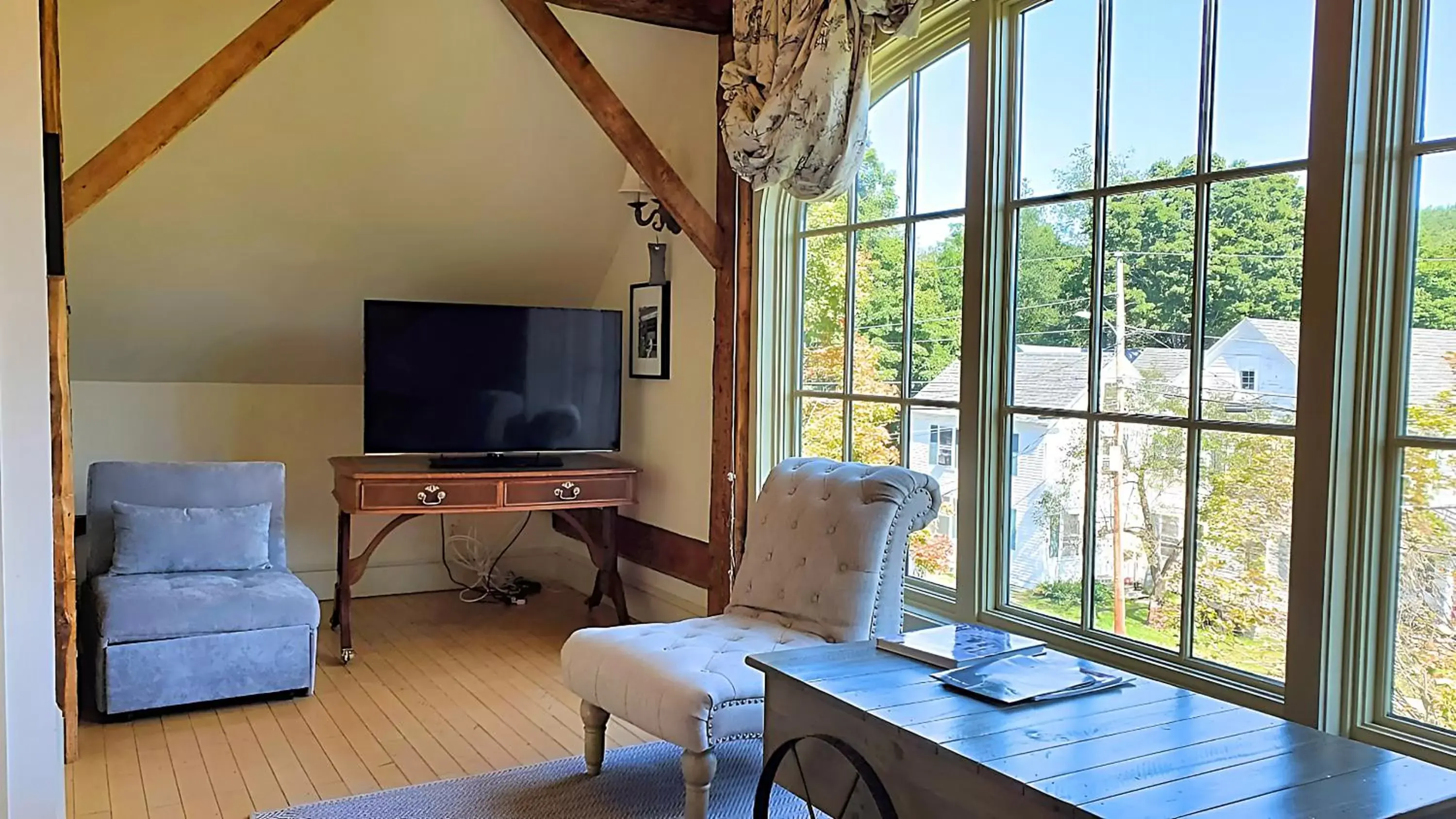 Bed, TV/Entertainment Center in Four Columns Inn