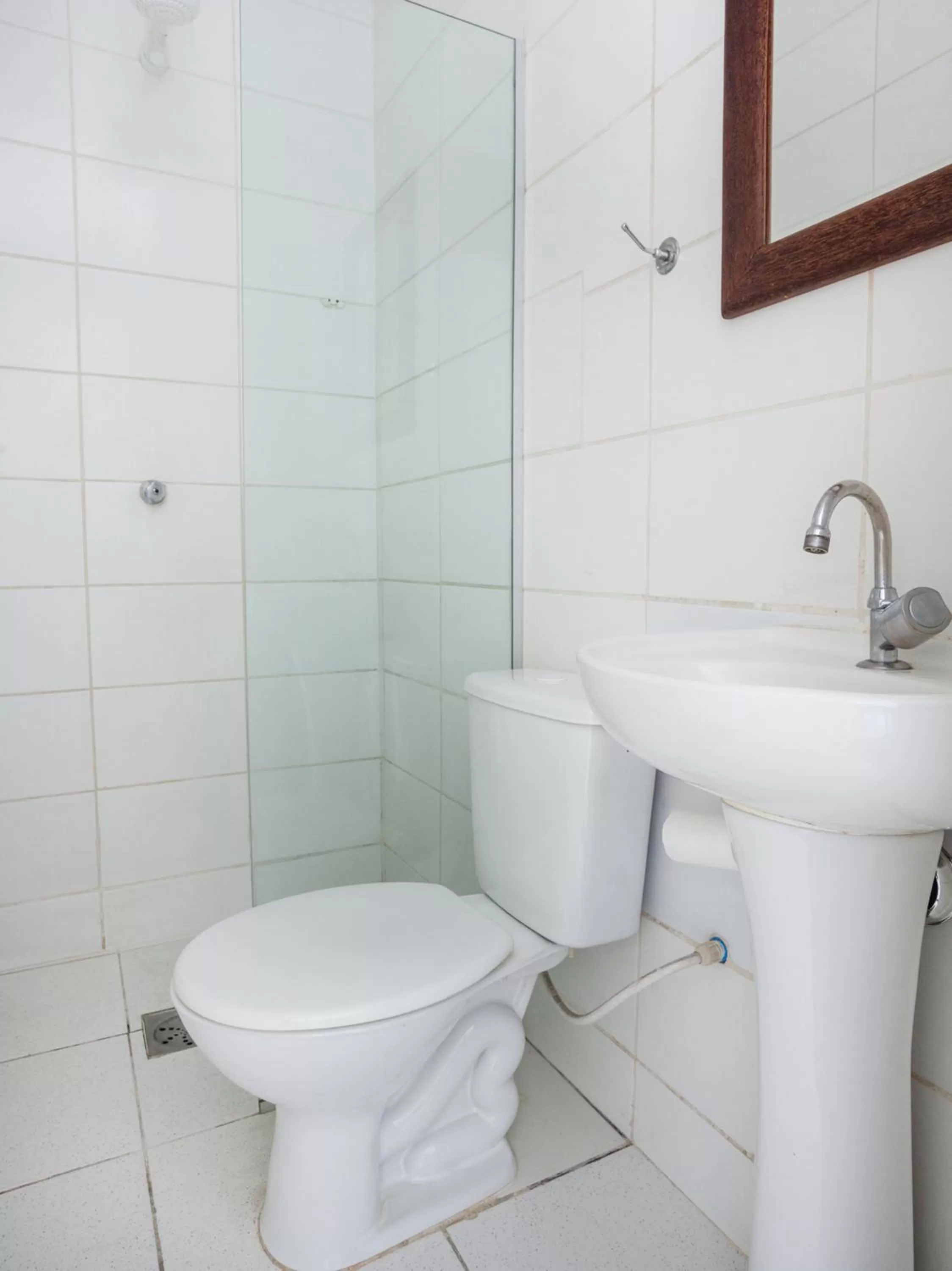 Bathroom in Hotel Economy 888 - Próximo a Praça da Estação e Rodoviária