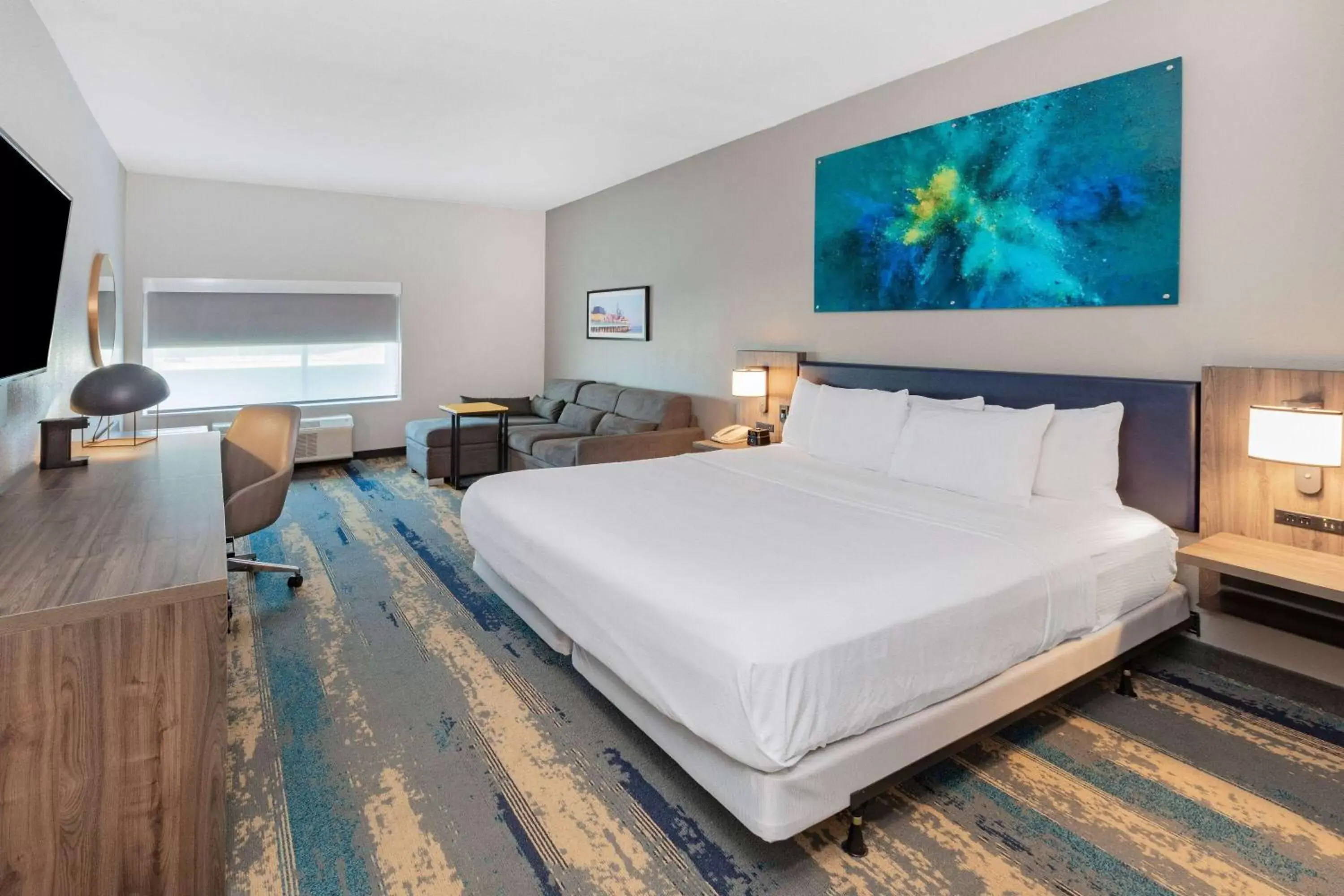 Communal lounge/ TV room, Bed in La Quinta Inn & Suites by Wyndham Galveston North at I-45