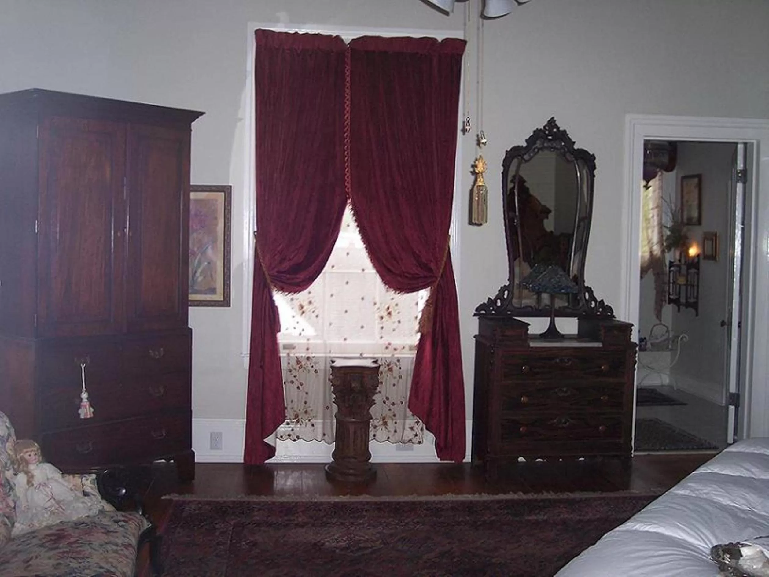 Decorative detail, TV/Entertainment Center in Shadowlawn Bed and Breakfast