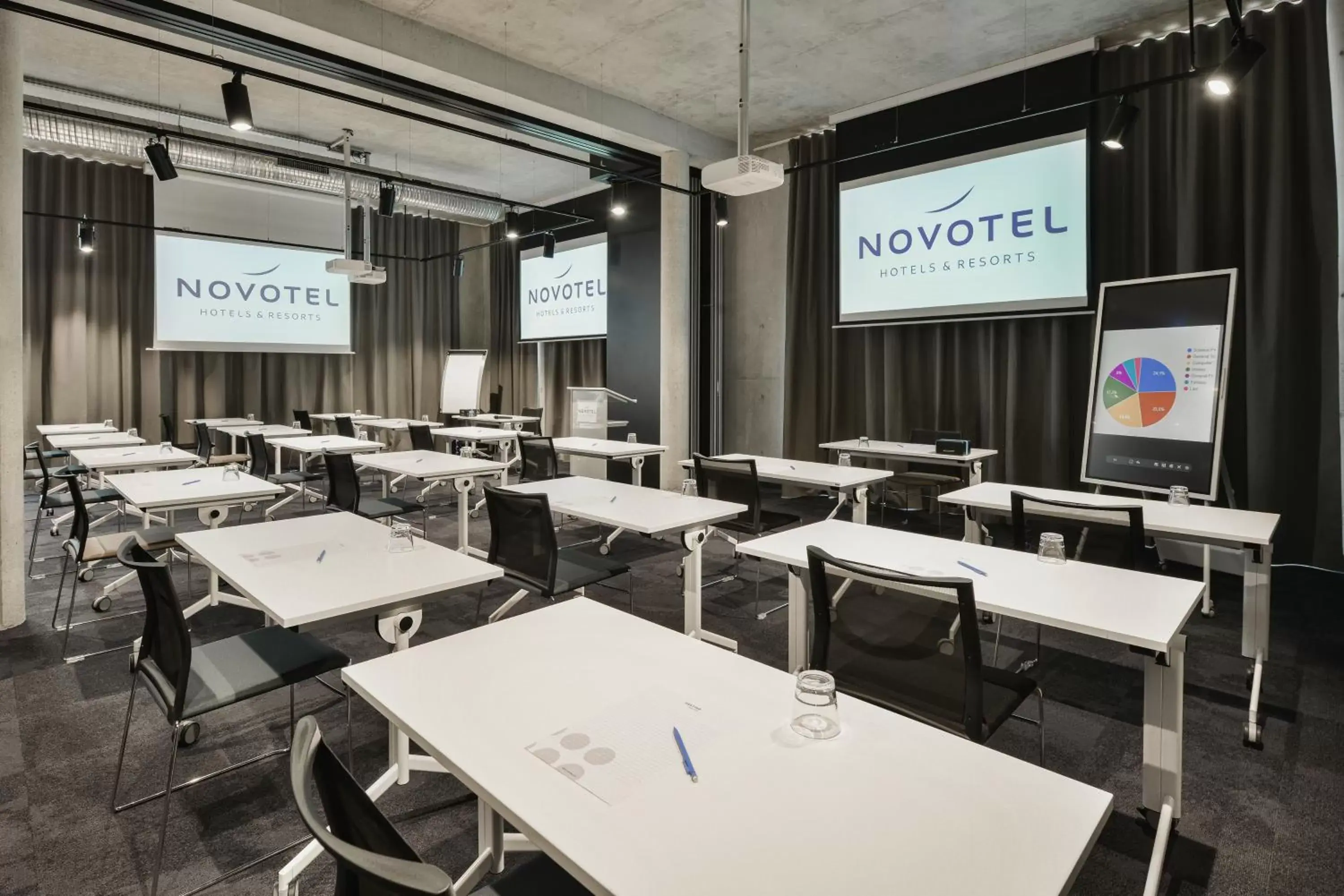 Communal lounge/ TV room, Business Area/Conference Room in Novotel Annemasse Centre - Porte de Genève