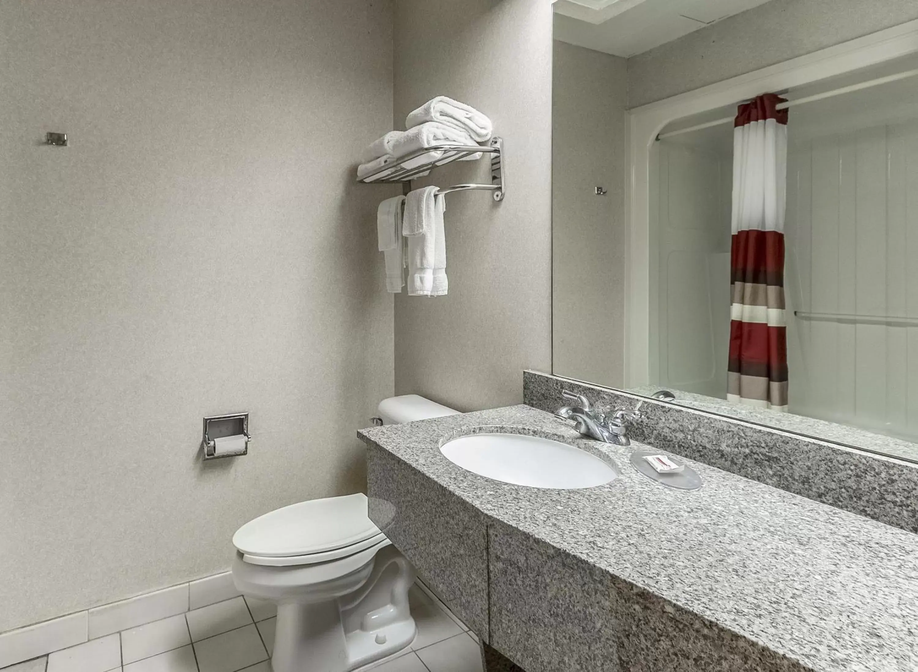 Bathroom in Red Roof Inn & Suites Hinesville - Fort Stewart