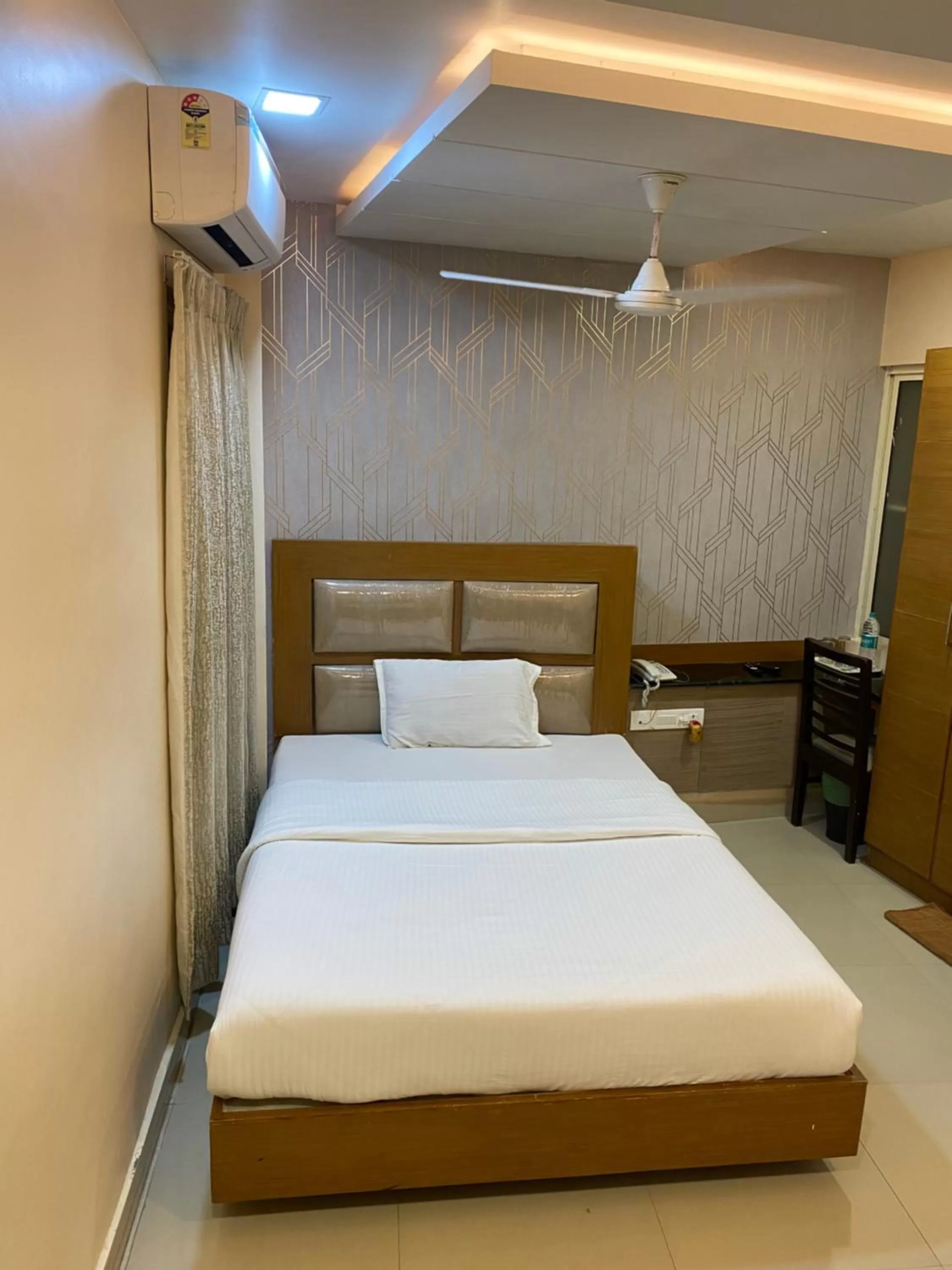 Bedroom, Bed in Greens Suite - Business Class Hotel - Opposite Ripon Building