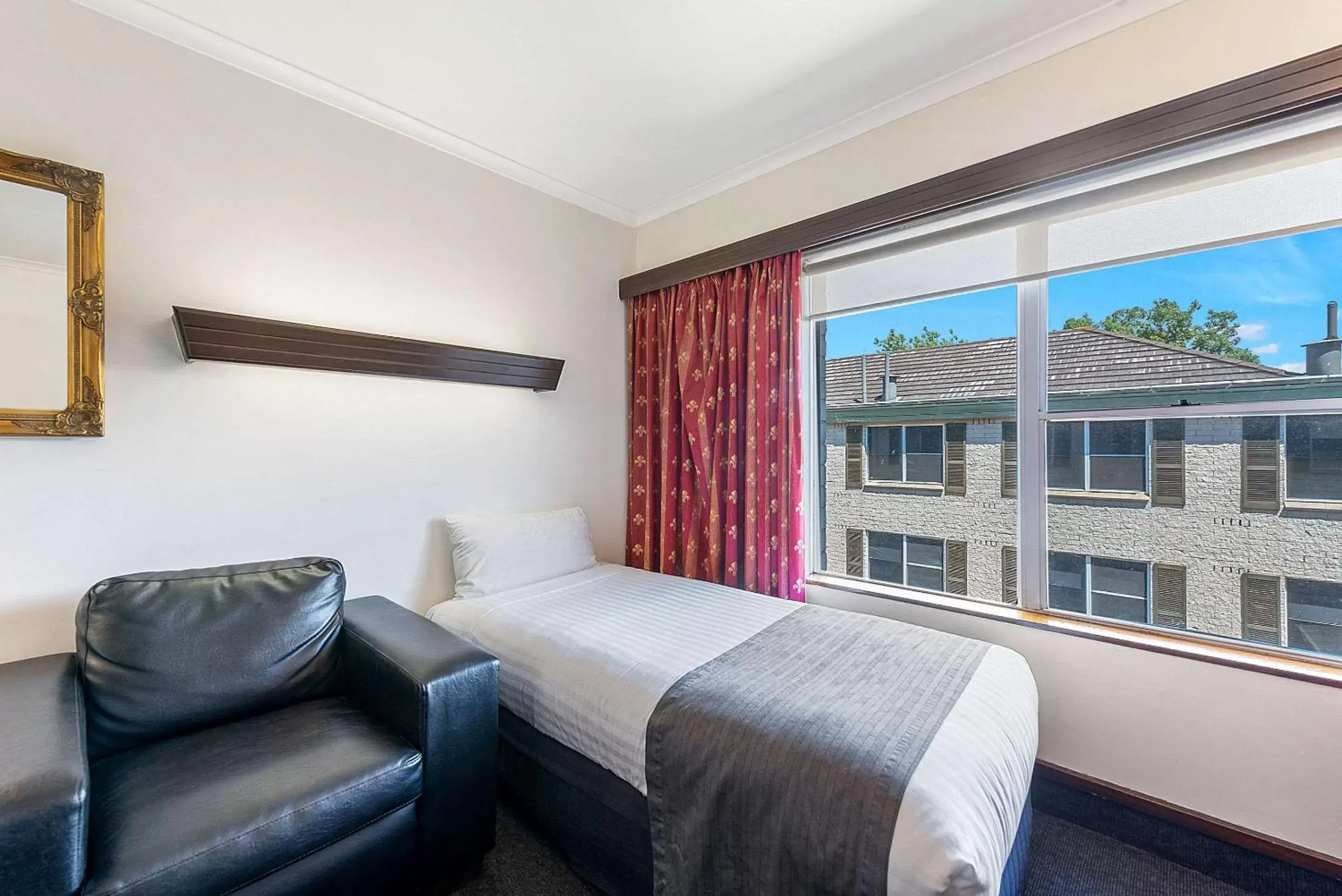 Photo of the whole room in Quality Hotel Colonial Launceston