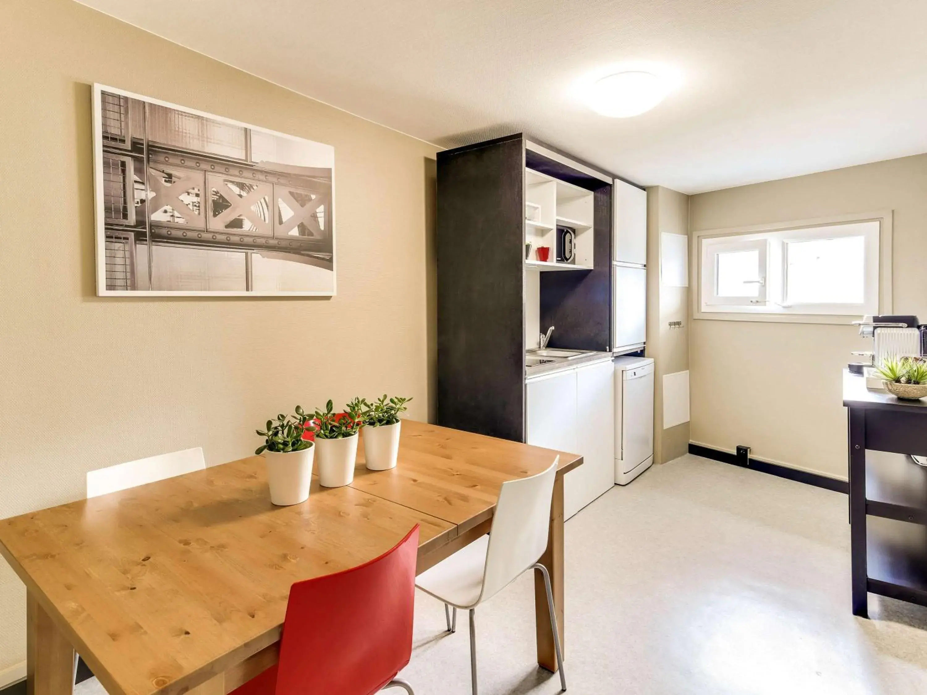 Kitchen or kitchenette, Dining Area in ibis Paris Grands Boulevards Opéra 9e