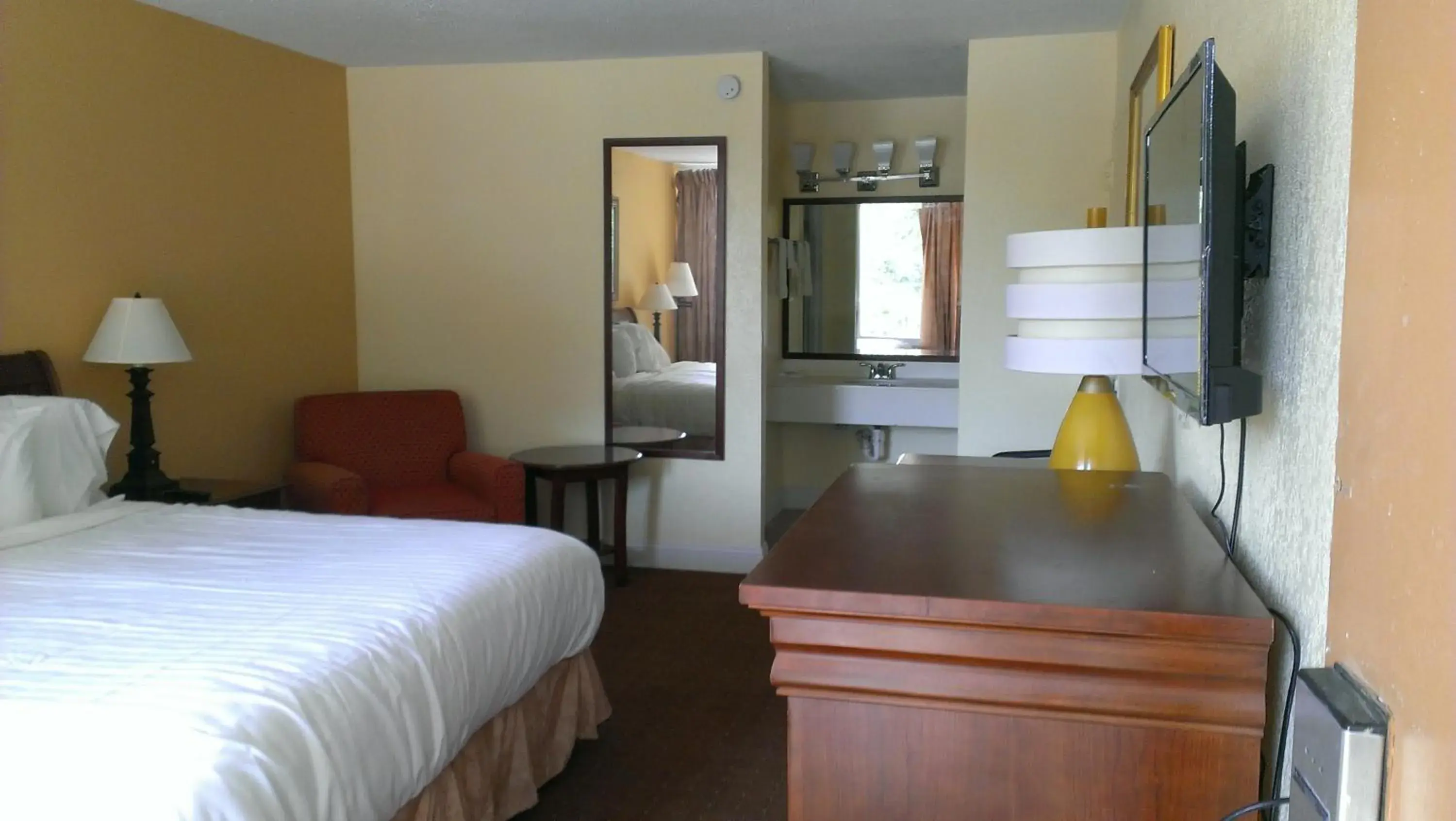 Deluxe King Room - Non-Smoking in Calloway Inn and Suites