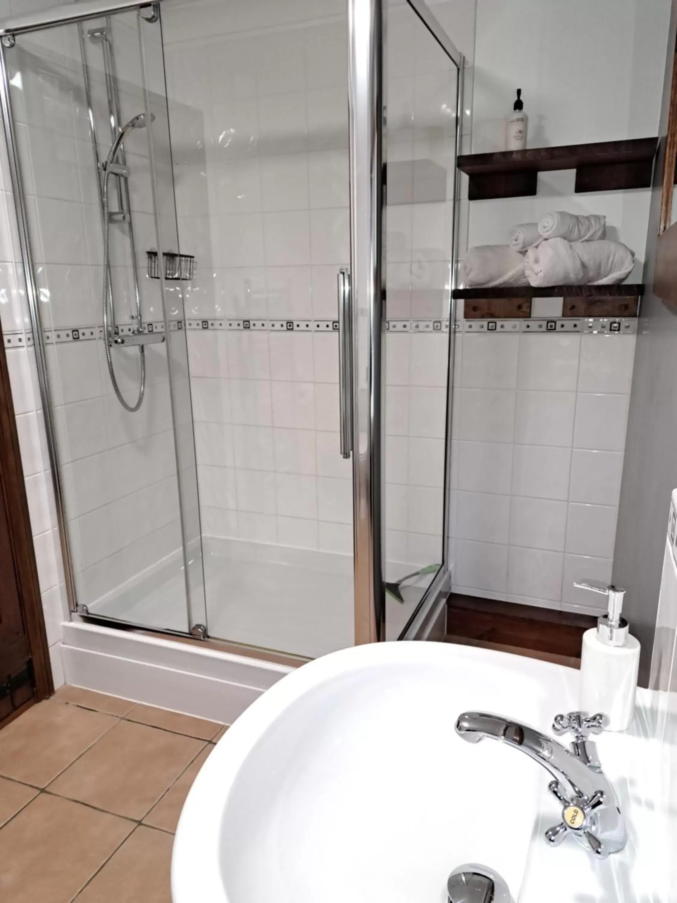 Shower, Bathroom in Highfields Holidays bed & breakfast