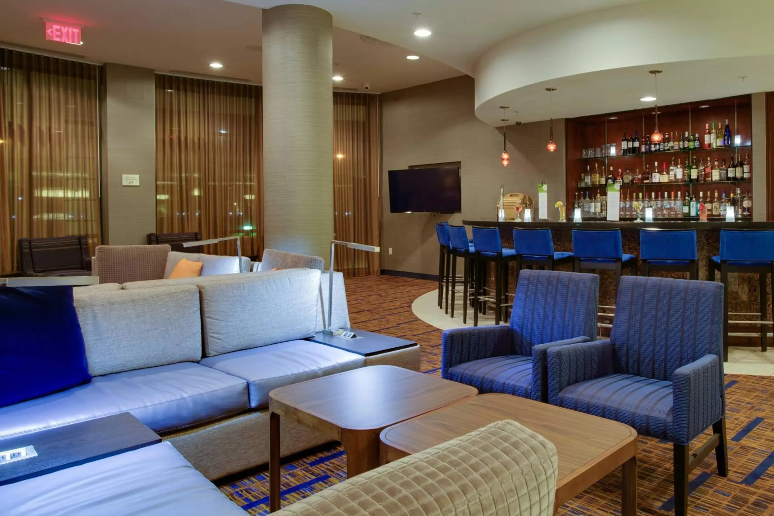 Lobby or reception, Lounge/Bar in Courtyard Republic Airport Long Island/Farmingdale