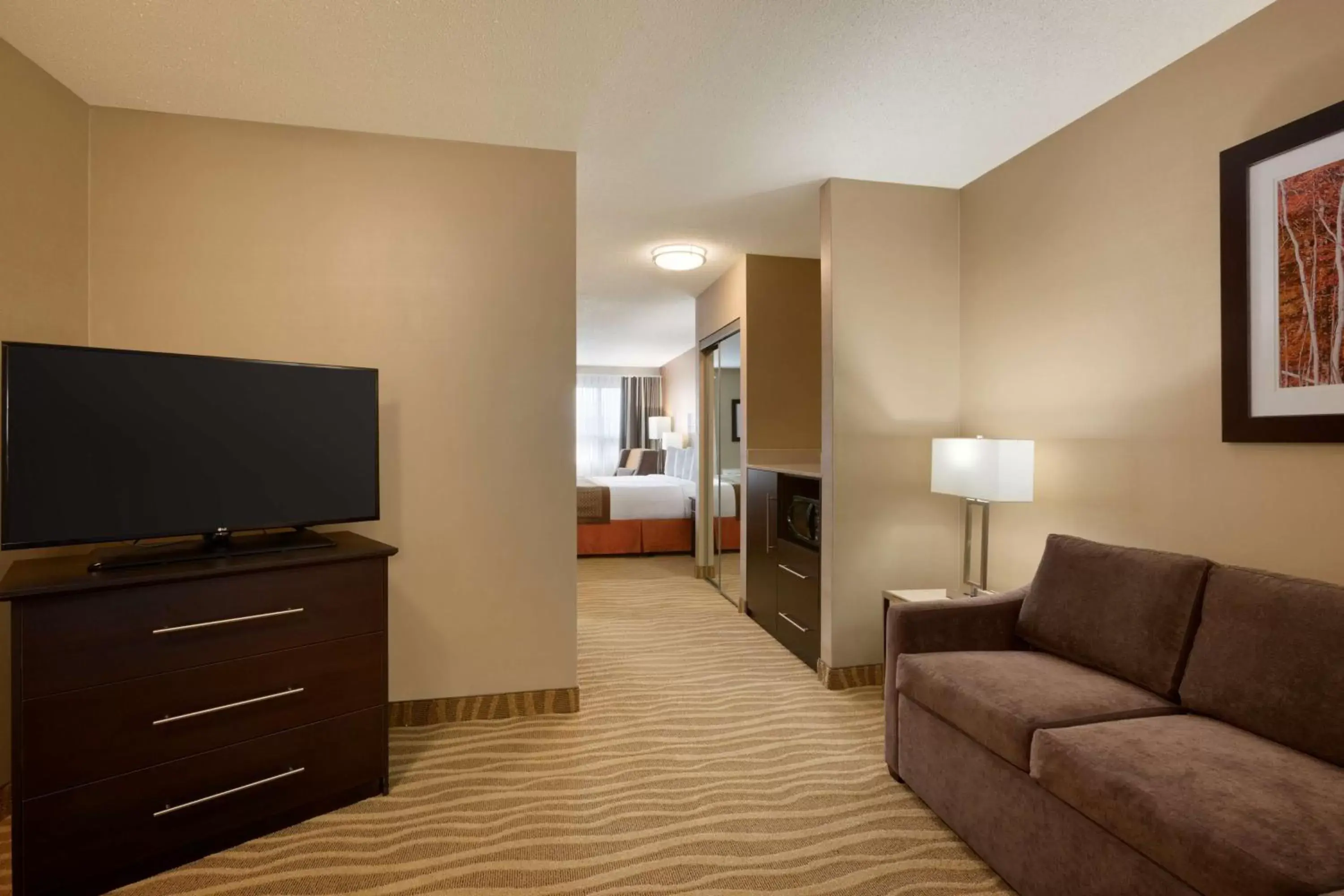 Photo of the whole room, TV/Entertainment Center in Park Inn by Radisson Toronto-Markham