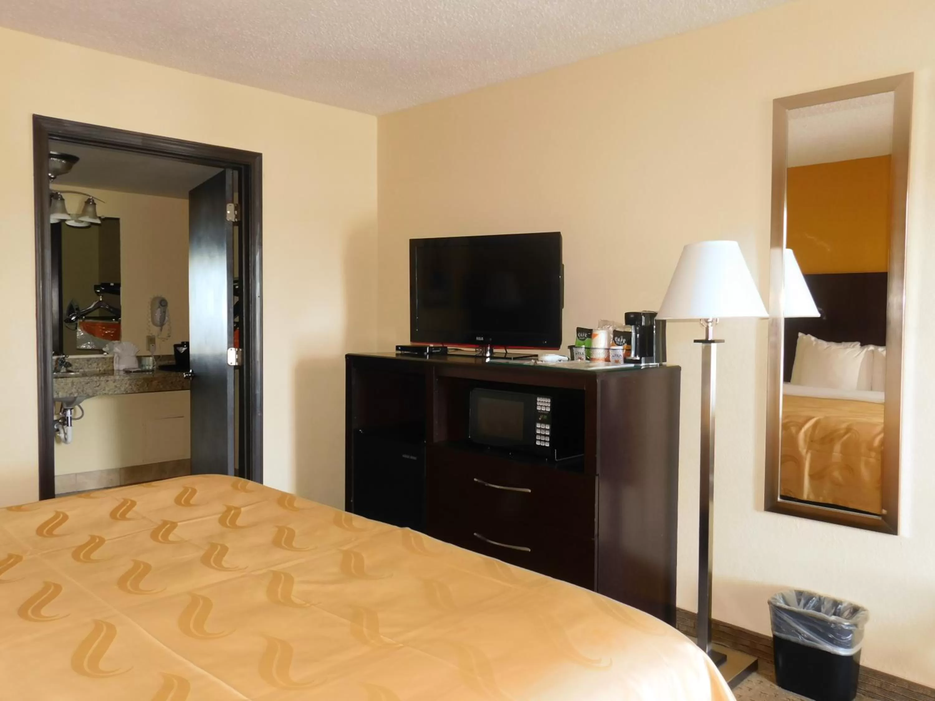 Photo of the whole room, Bed in Quality Inn Jonesville I-77