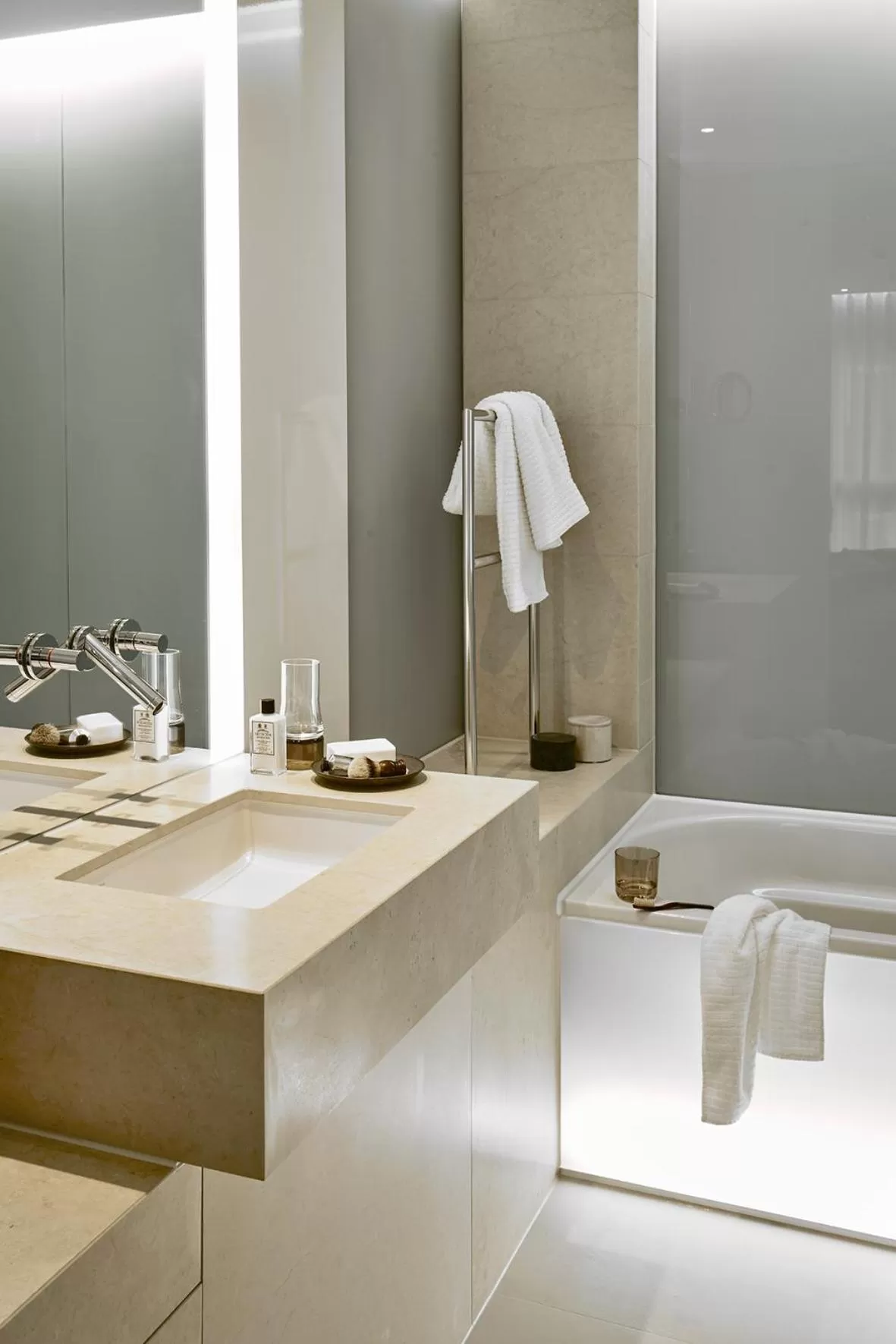 Bathroom in SIDE, Hamburg, a Member of Design Hotels