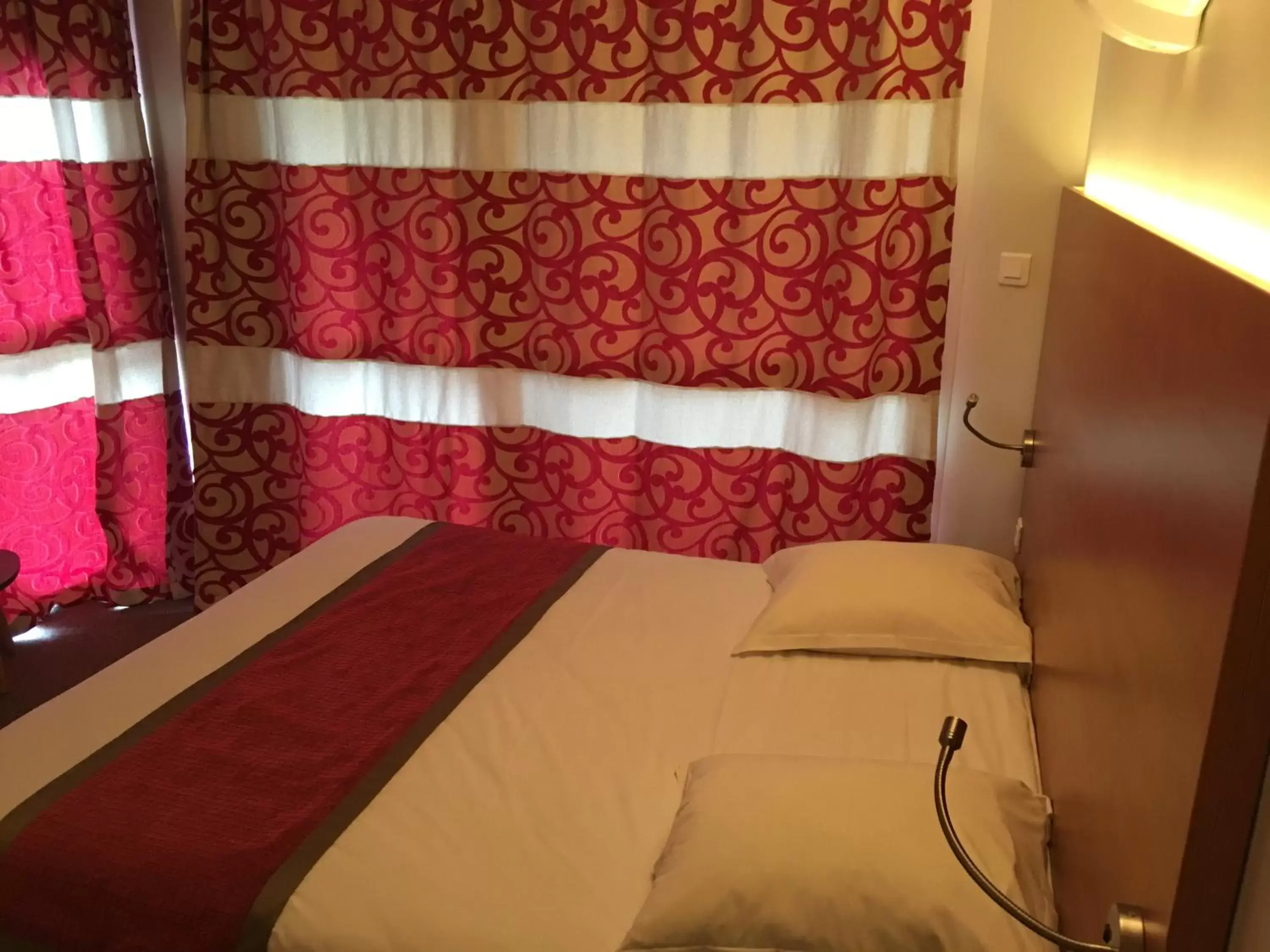Bedroom, Bed in Hotel & Résidence Les Vallées Labellemontagne