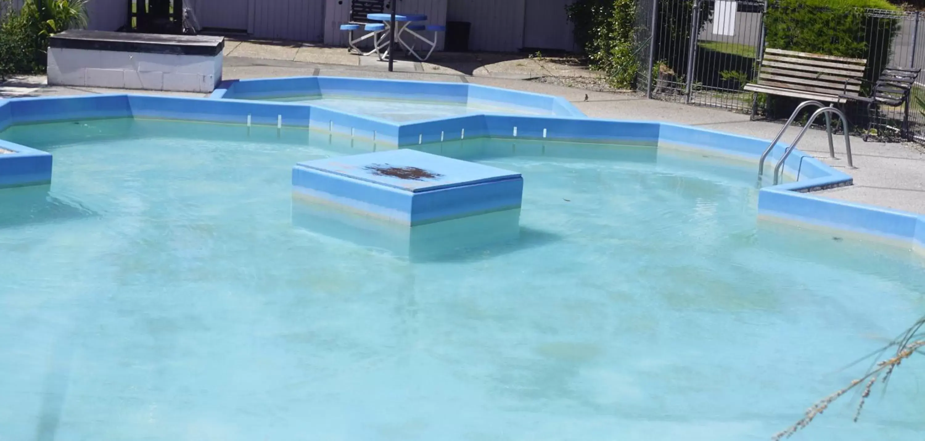 Swimming pool in Apple Motor Inn Swimming pool in Apple Motor Inn