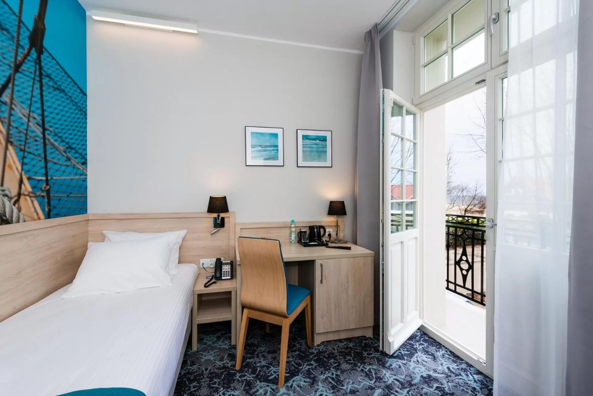 View (from property/room), Bed in Hotel Eureka