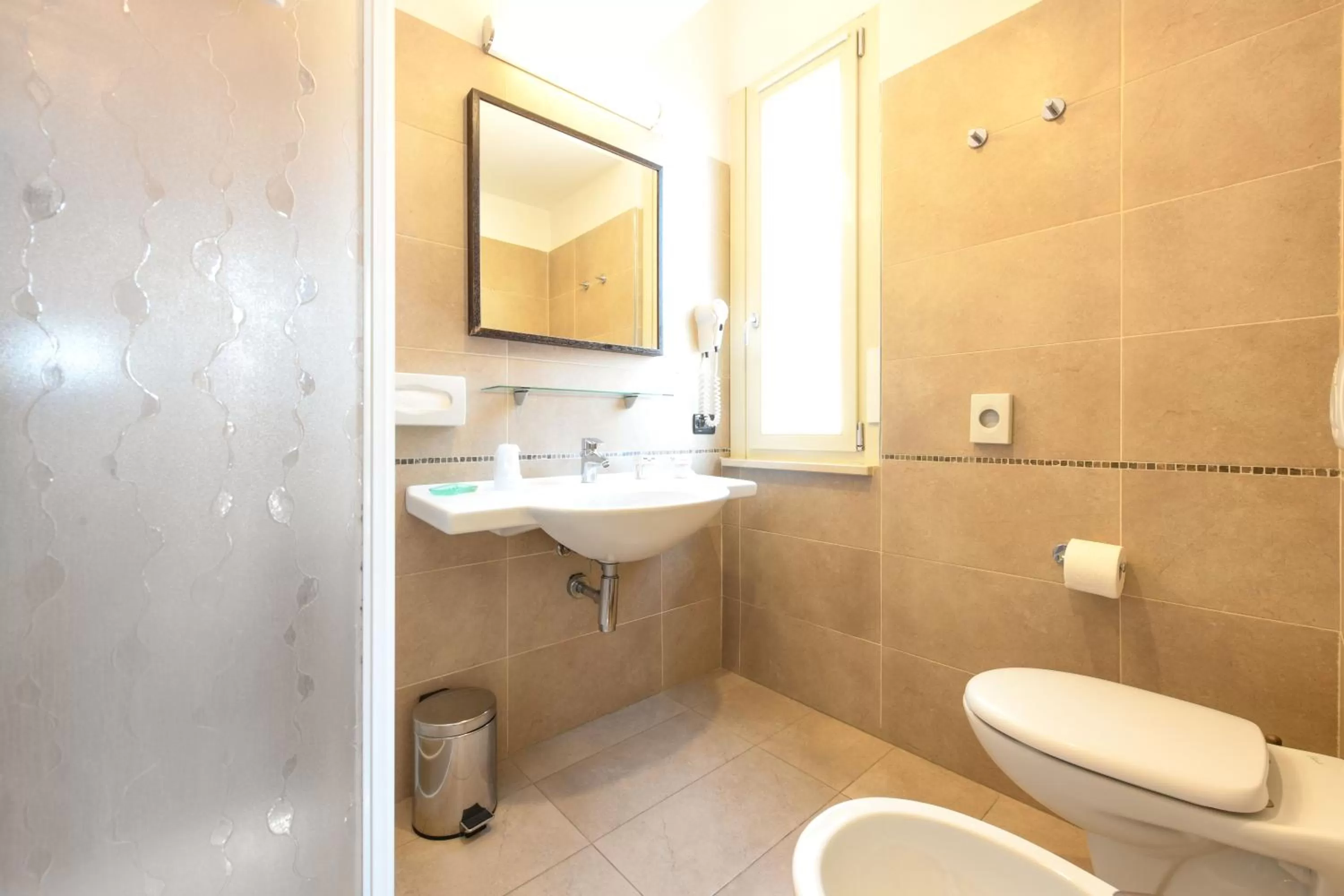 Toilet in Hotel Arya by Mauro