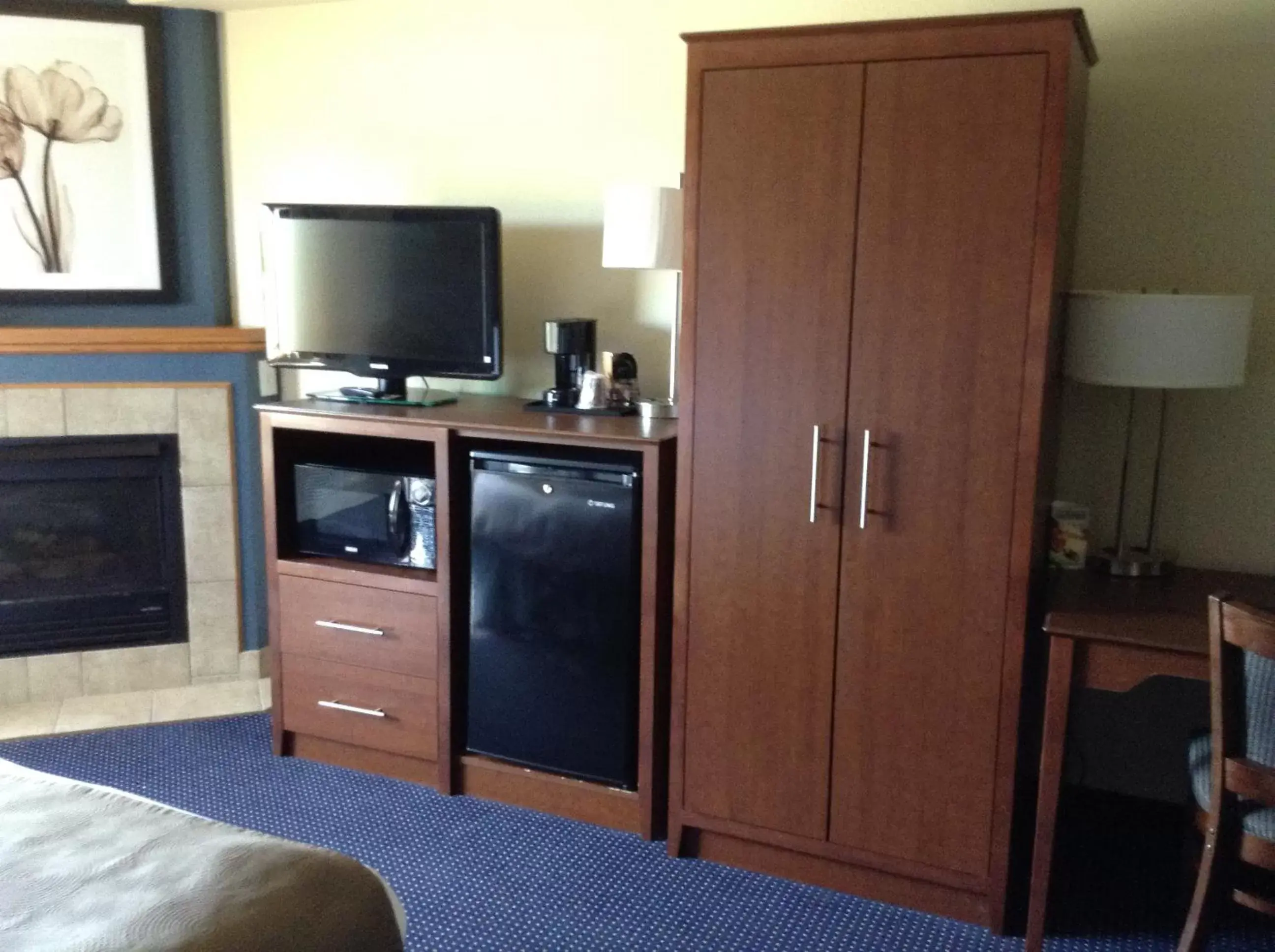 Bathroom, TV/Entertainment Center in AmericInn by Wyndham Fort Dodge