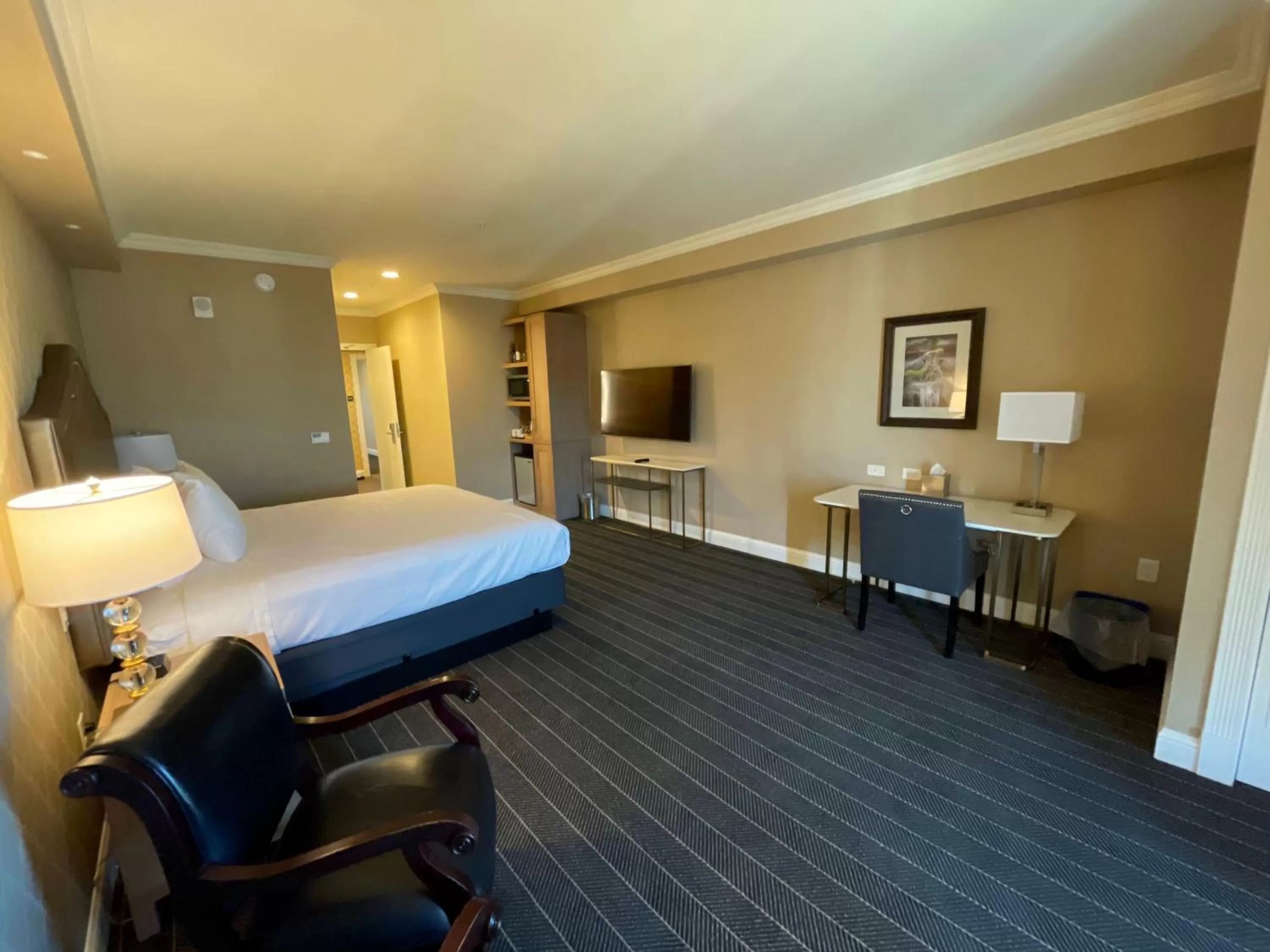 Photo of the whole room, Bed in Majestic Inn and Spa