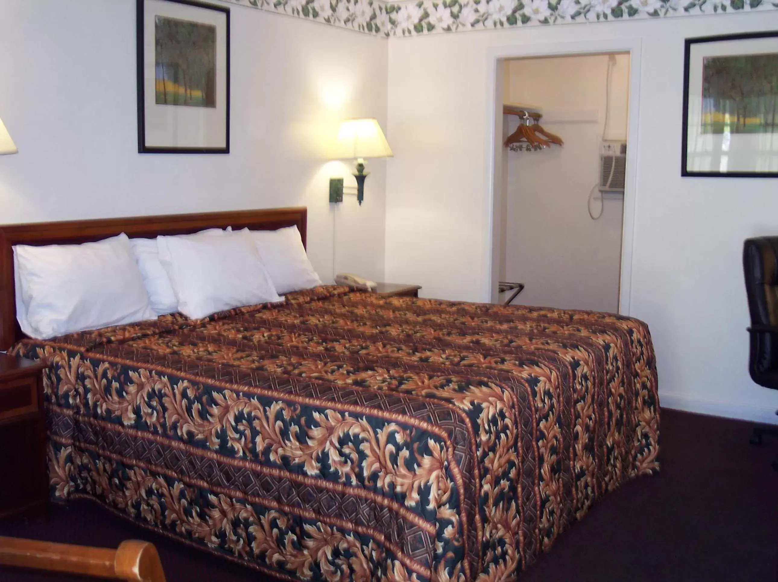 Photo of the whole room, Bed in Shore Hills Motel