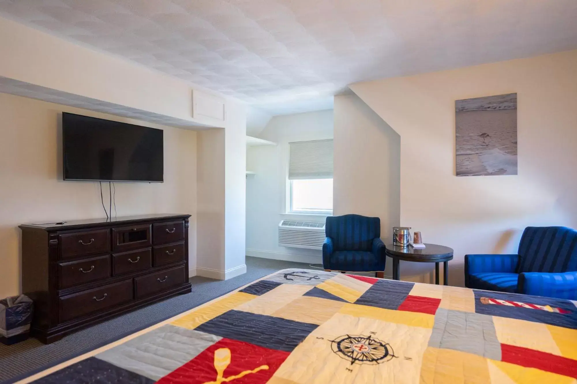 Bedroom, TV/Entertainment Center in Rhea's Inn