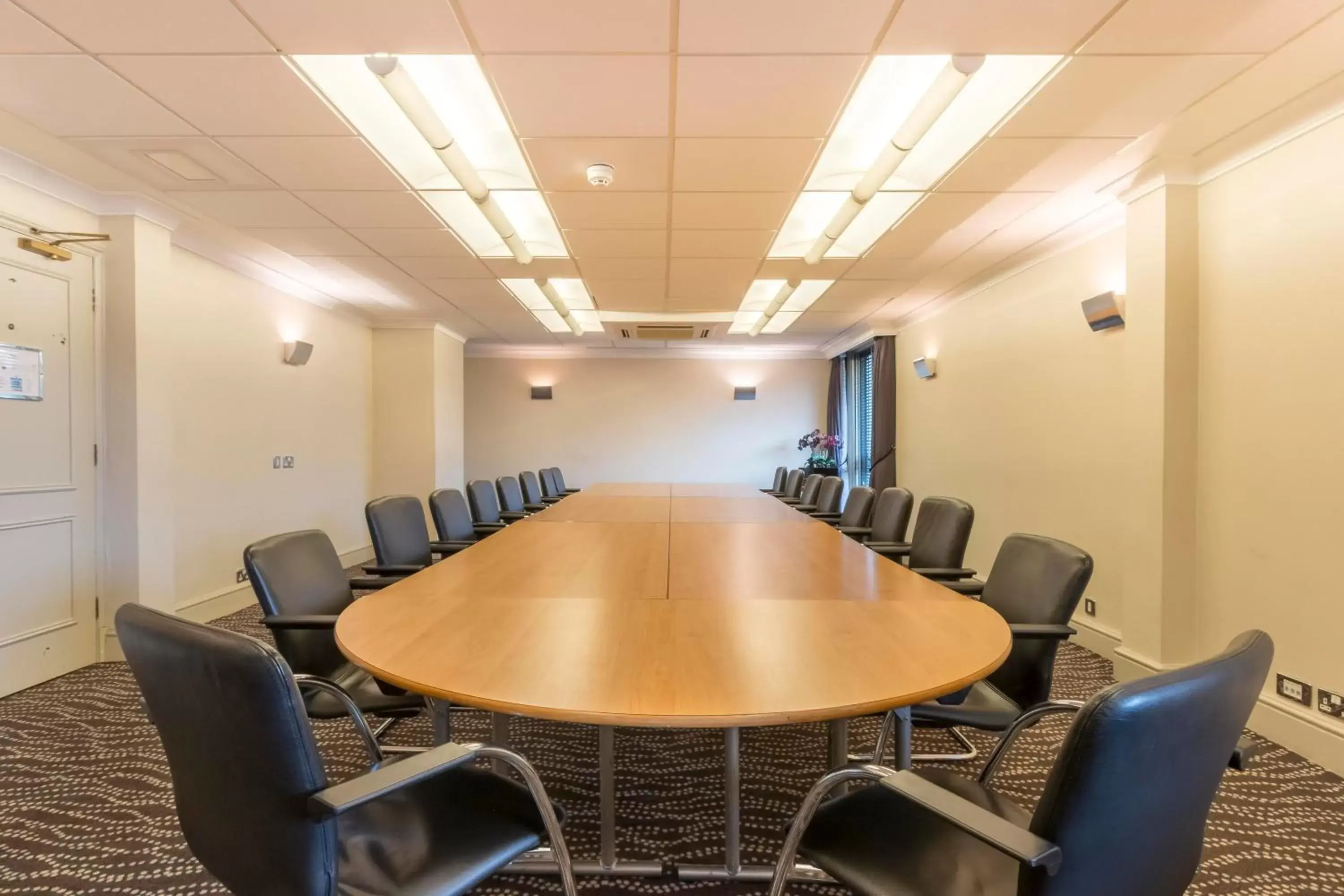 Meeting/conference room in Thistle London Heathrow Terminal 5