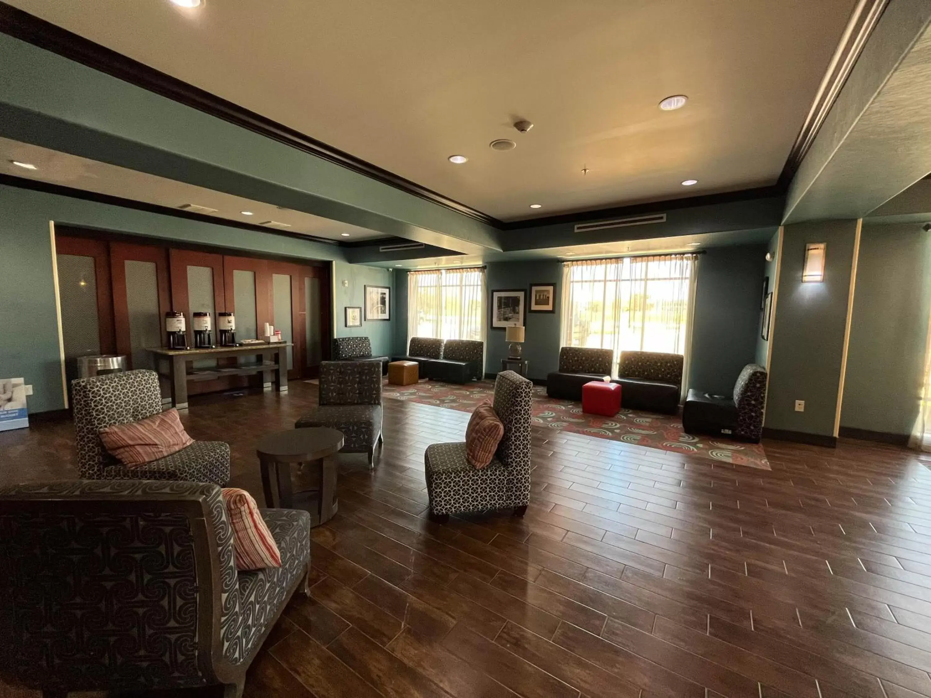 Lobby or reception, Lounge/Bar in Studio 6 Suites Pearsall, TX