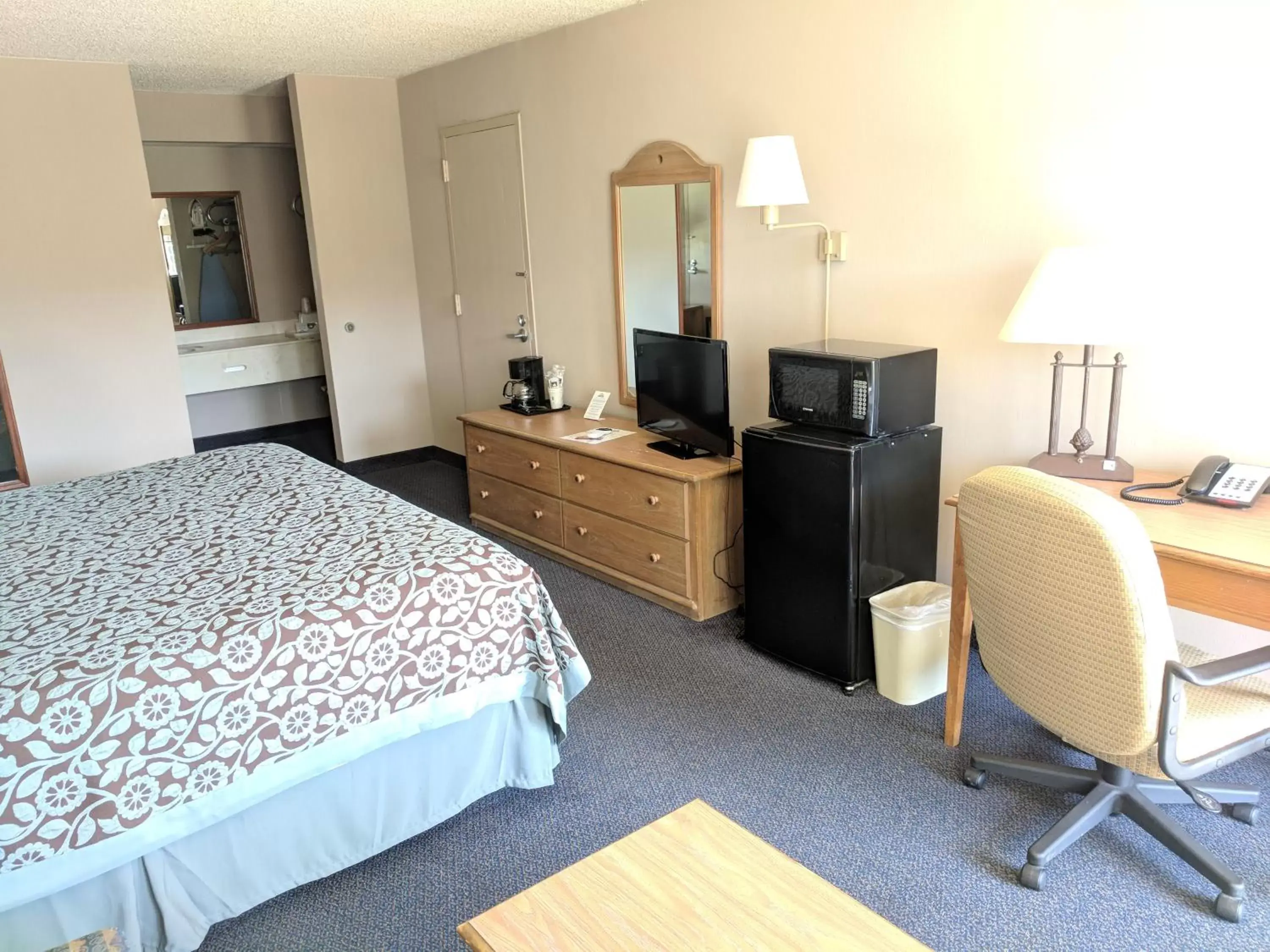 Photo of the whole room, Bed in Days Inn by Wyndham Seguin TX