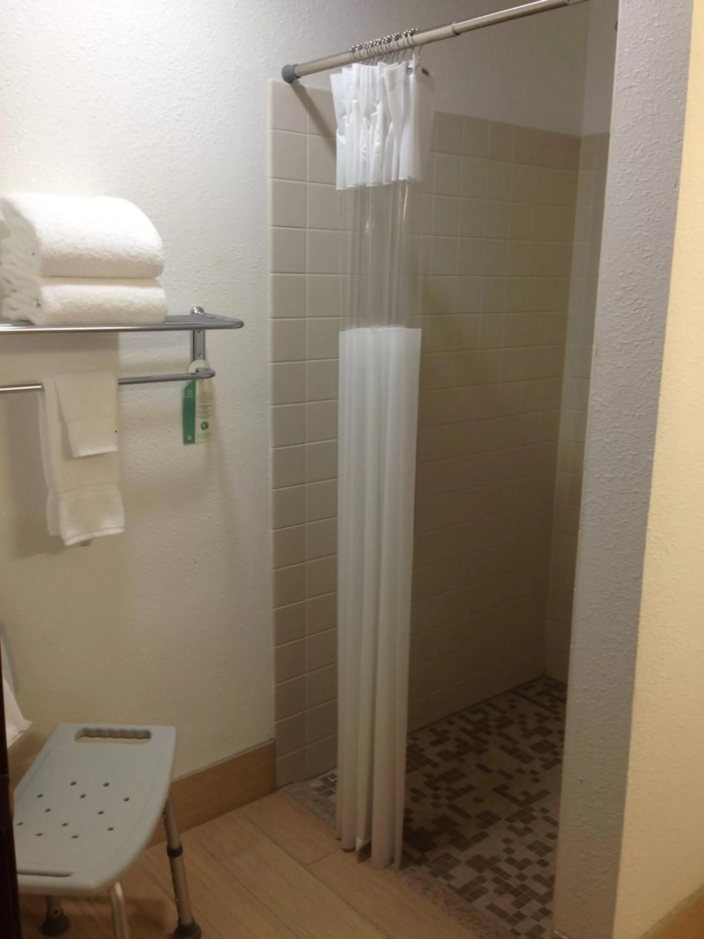 Bathroom in Country Inn & Suites by Radisson, Delta Park North Portland