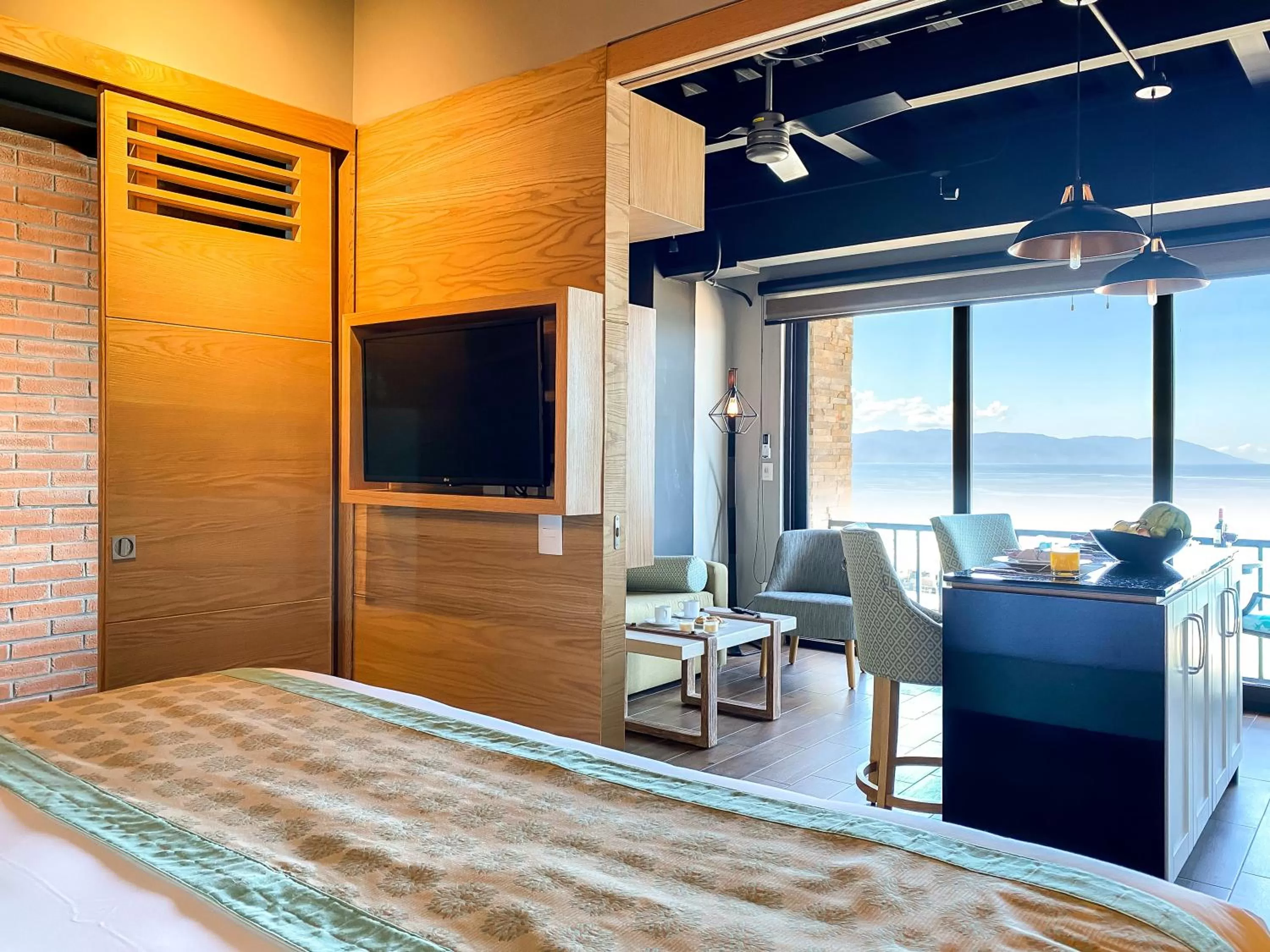 Living room, Bed in Pinnacle Resorts 179 - Adults Only