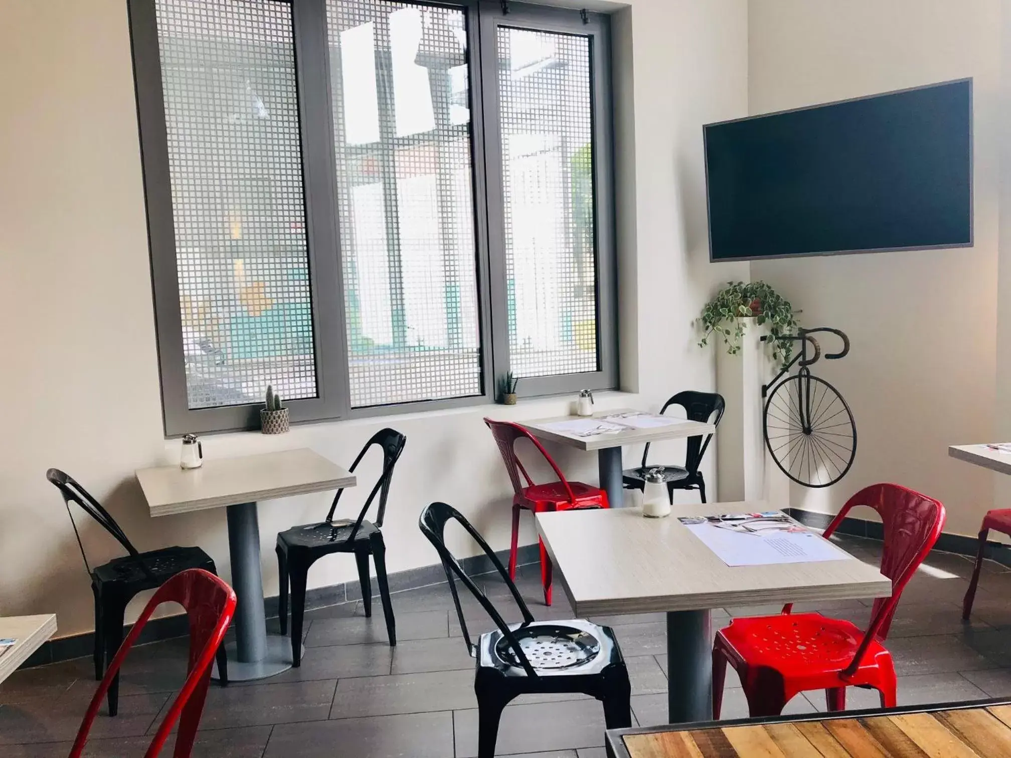 Restaurant/Places to Eat in All Suites Bordeaux Marne – Gare Saint-Jean